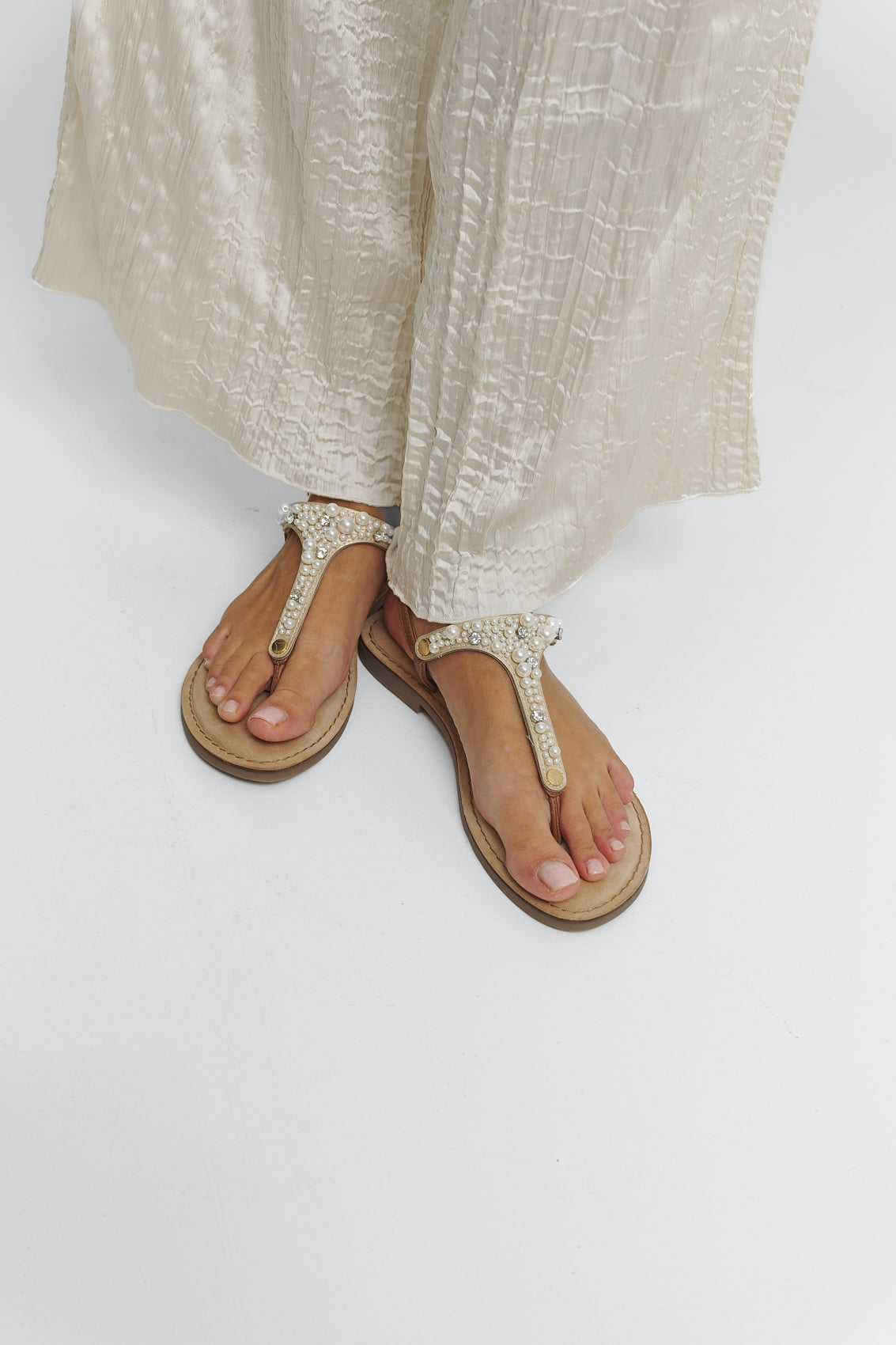 Tragebild mit Model auf neutralem Hintergrund des Produktes Precious Pearl in der Farbe Comfort Cognac White