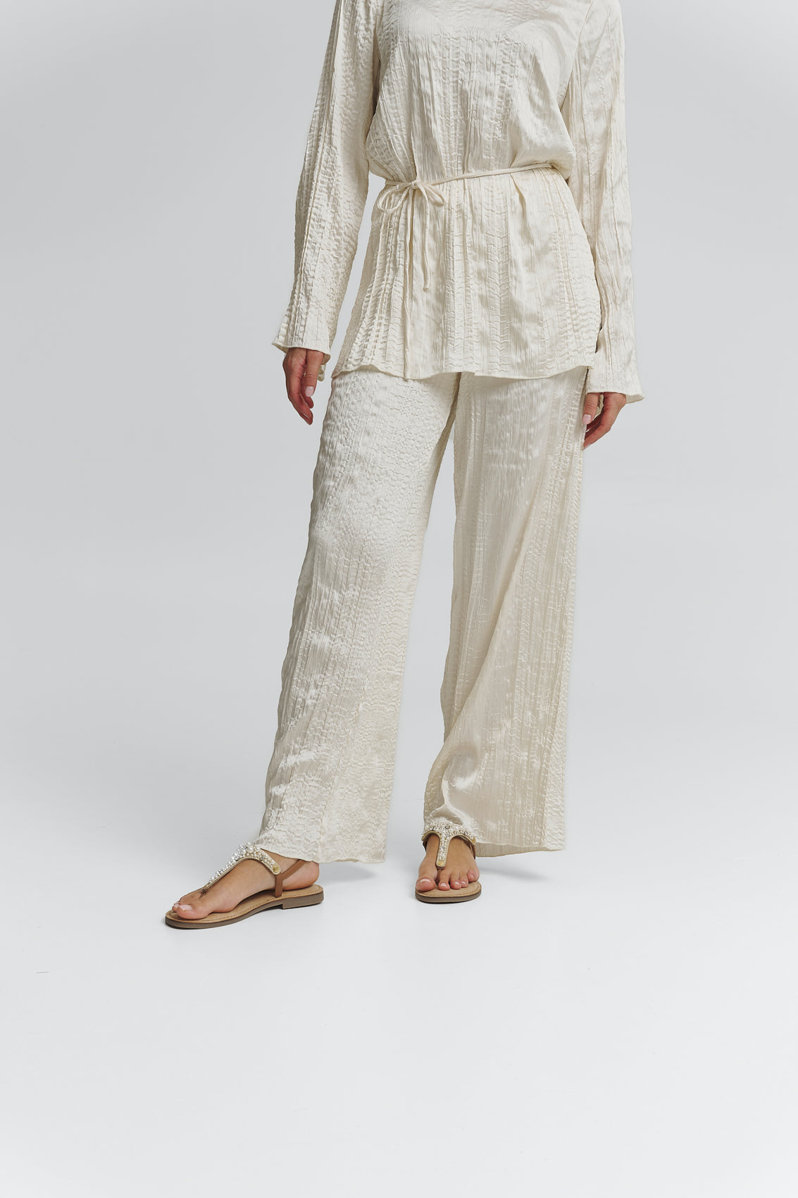 Tragebild mit Model auf neutralem Hintergrund des Produktes Precious Pearl in der Farbe Comfort Cognac White