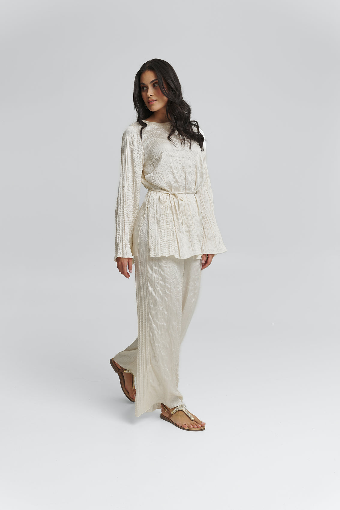 Tragebild mit Model auf neutralem Hintergrund des Produktes Precious Pearl in der Farbe Comfort Cognac White