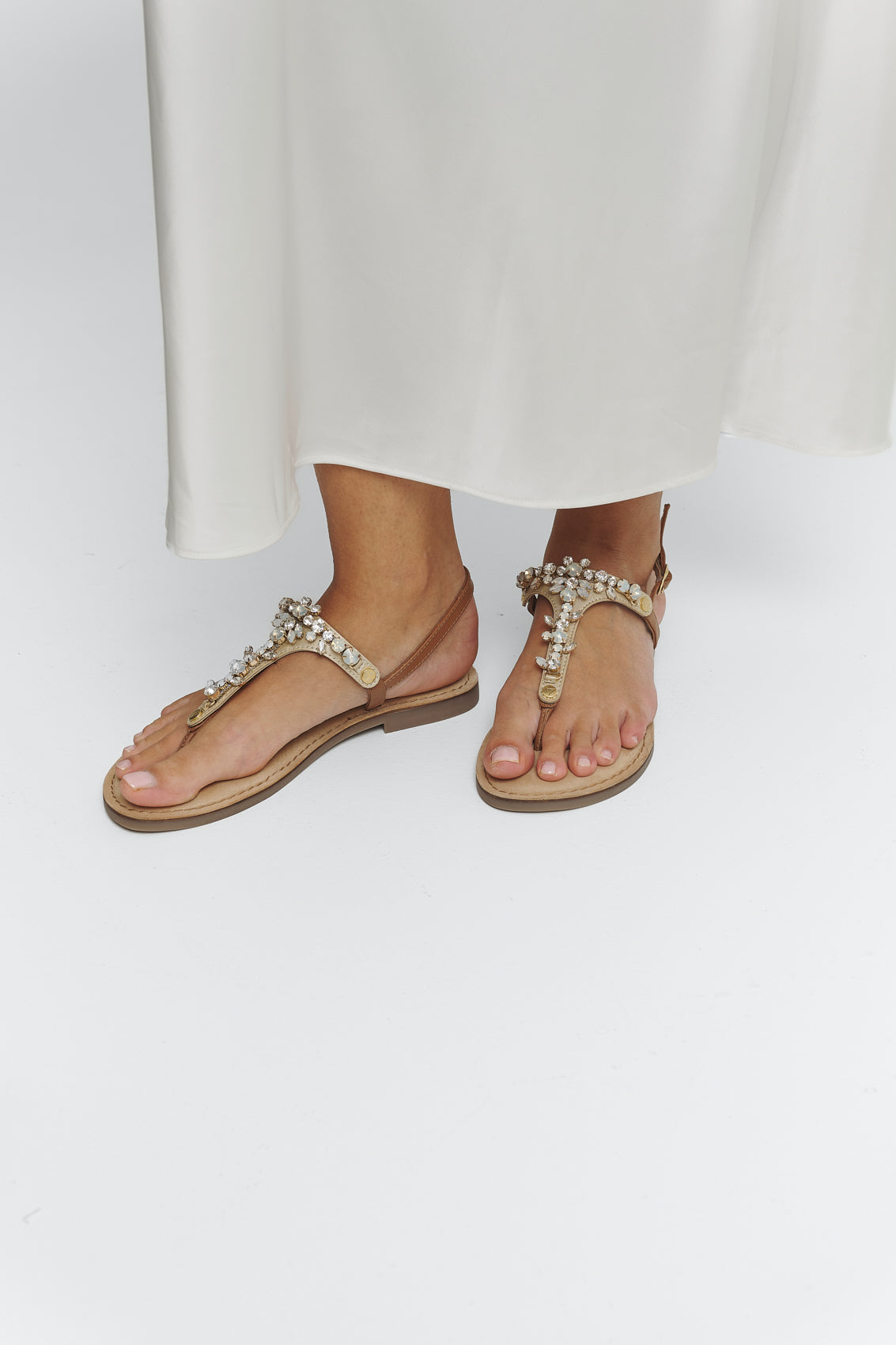 Tragebild mit Model auf neutralem Hintergrund des Produktes Brilliant Life in der Farbe Comfort Cognac Crystal