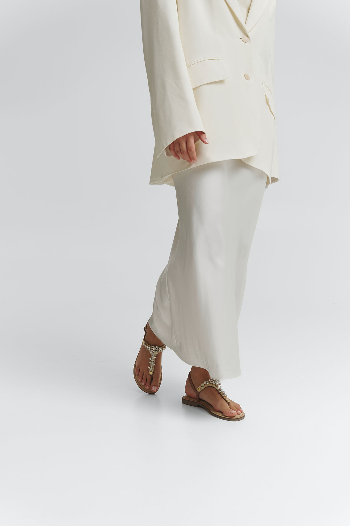 Tragebild mit Model auf neutralem Hintergrund des Produktes Brilliant Life in der Farbe Comfort Cognac Crystal