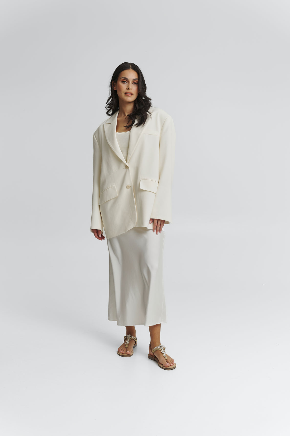 Tragebild mit Model auf neutralem Hintergrund des Produktes Brilliant Life in der Farbe Comfort Cognac Crystal