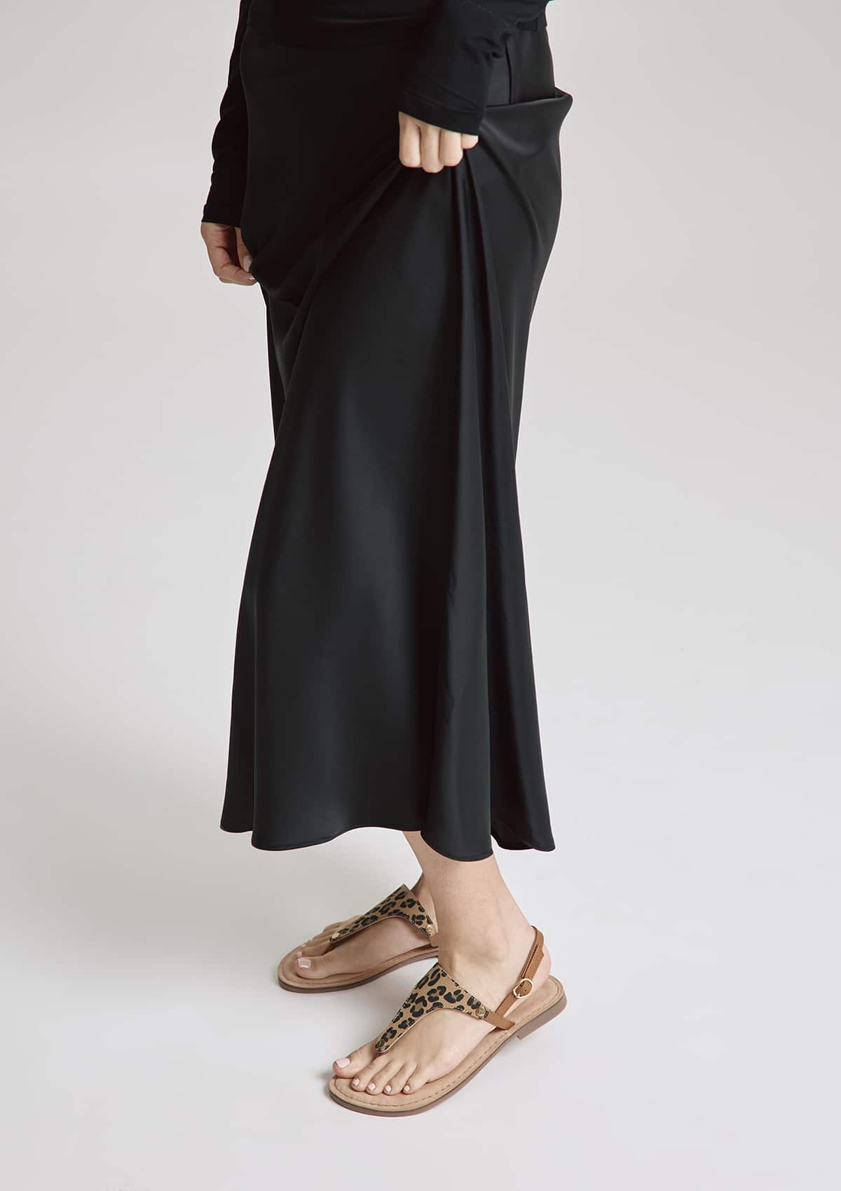 Tragebild mit Model auf neutralem Hintergrund des Produktes Animal Print in der Farbe Comfort Cognac