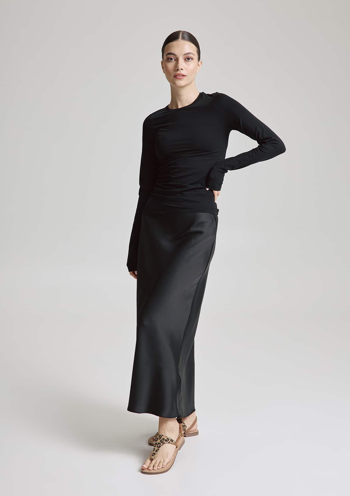 Tragebild mit Model auf neutralem Hintergrund des Produktes Animal Print in der Farbe Comfort Cognac