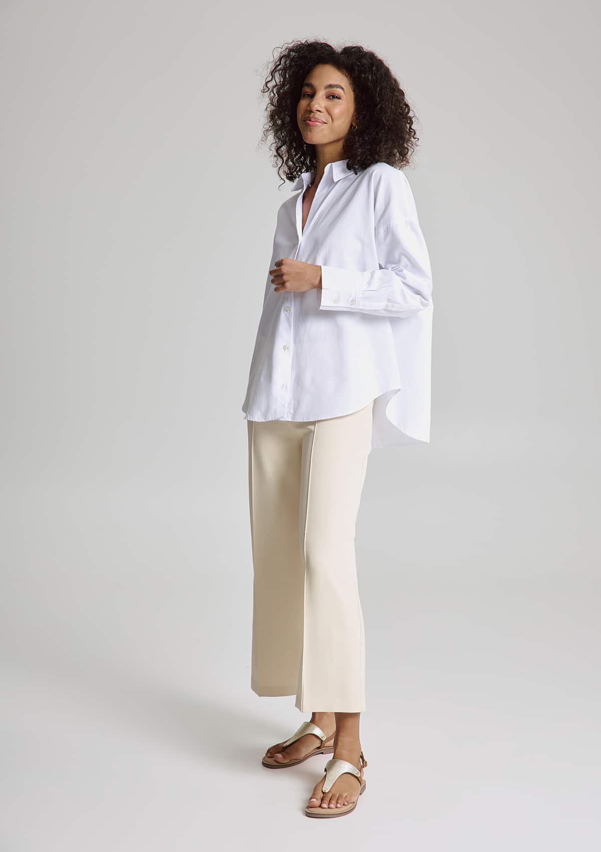 Tragebild mit Model auf neutralem Hintergrund des Produktes Mars Metallic in der Farbe Comfort Cognac