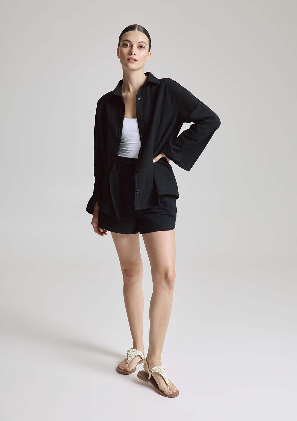 Tragebild mit Model auf neutralem Hintergrund des Produktes Shiny Plate in der Farbe Comfort Crema