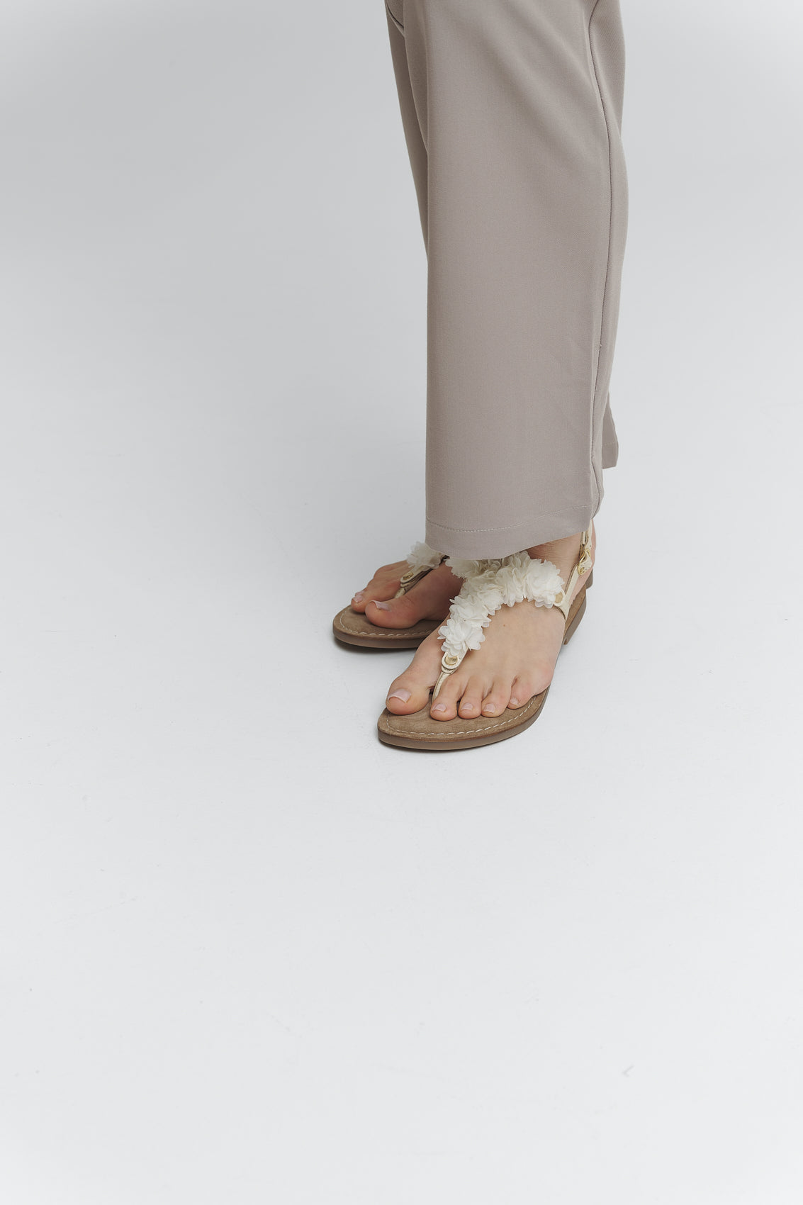 Tragebild mit Model auf neutralem Hintergrund des Produktes Soft Flower in der Farbe Comfort Crema