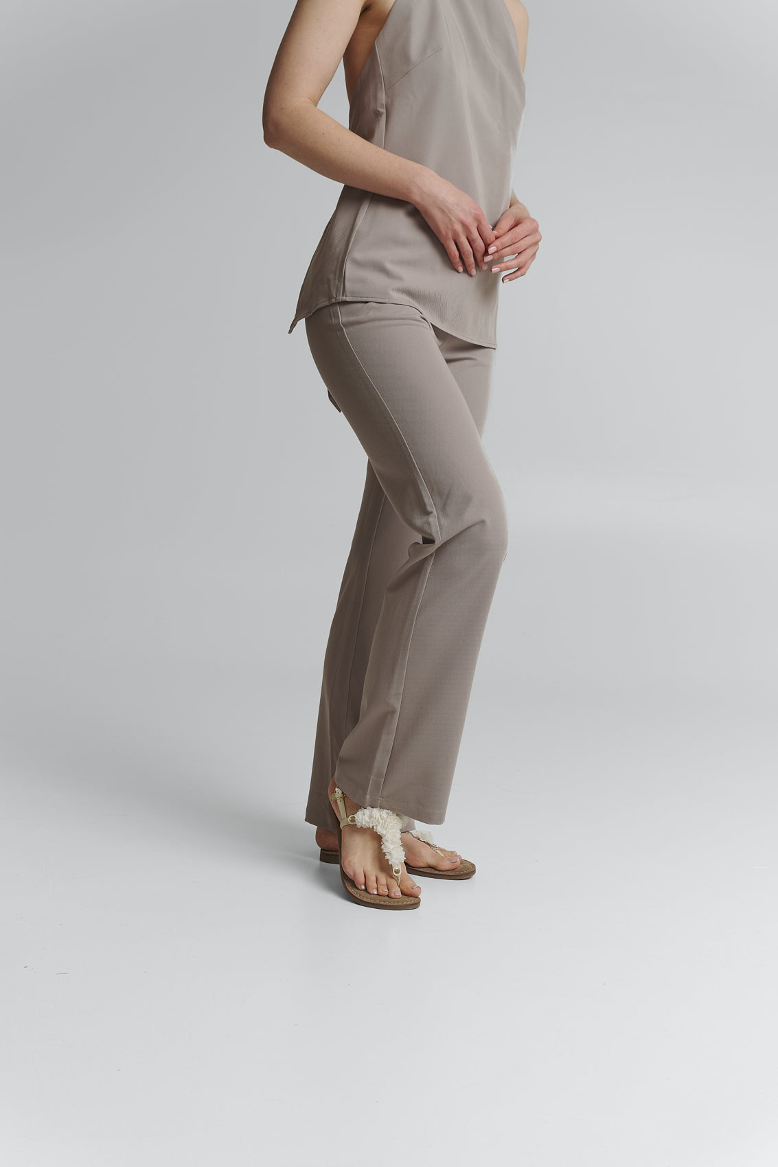 Tragebild mit Model auf neutralem Hintergrund des Produktes Soft Flower in der Farbe Comfort Crema