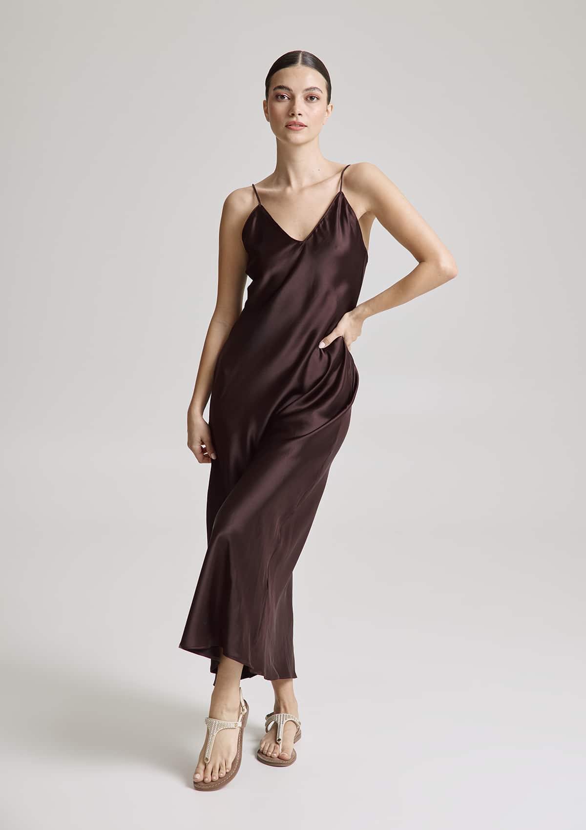 Tragebild mit Model auf neutralem Hintergrund des Produktes Metallic Beads in der Farbe Comfort Crema