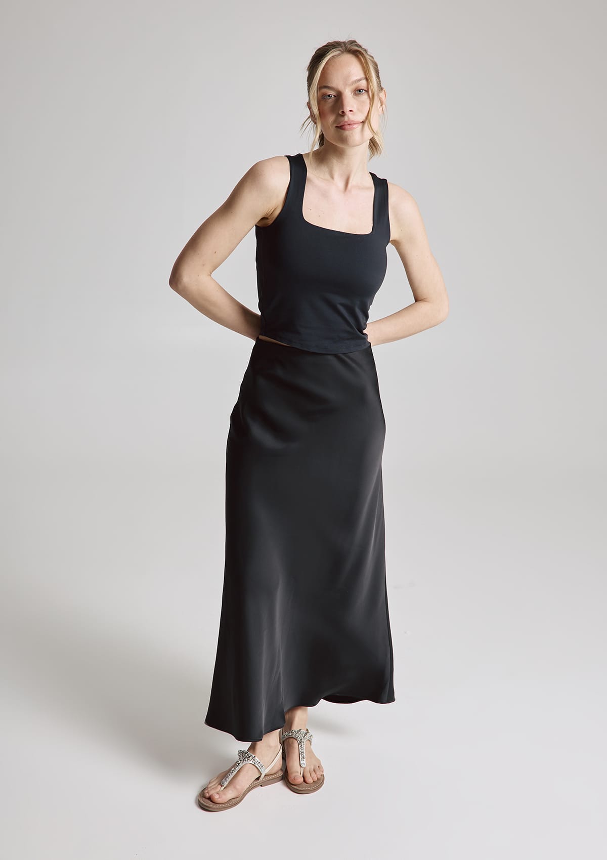 Tragebild mit Model auf neutralem Hintergrund des Produktes Precious Pearl in der Farbe Comfort Crema