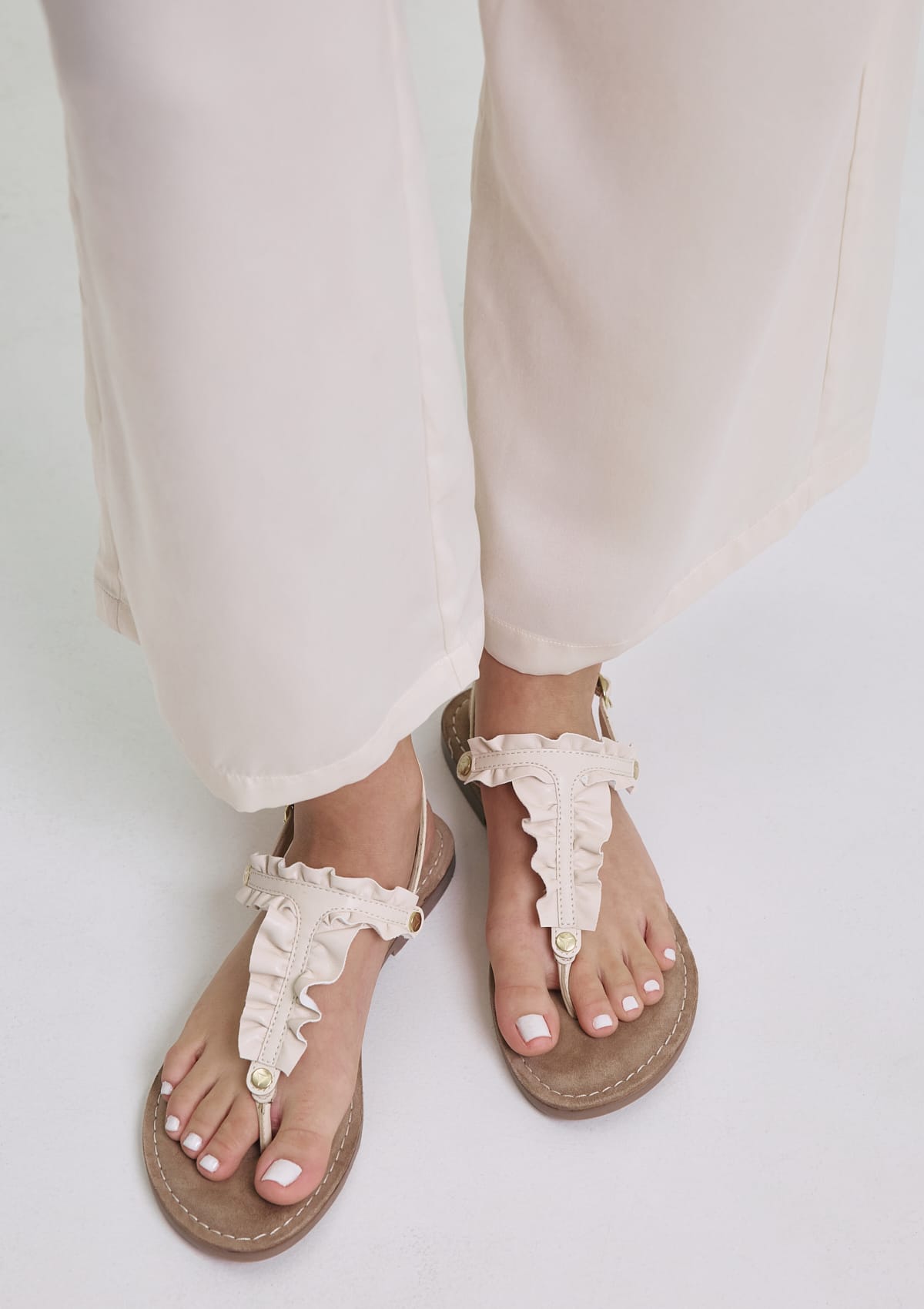 Tragebild mit Model auf neutralem Hintergrund des Produktes Wavy Wonder in der Farbe Comfort Crema