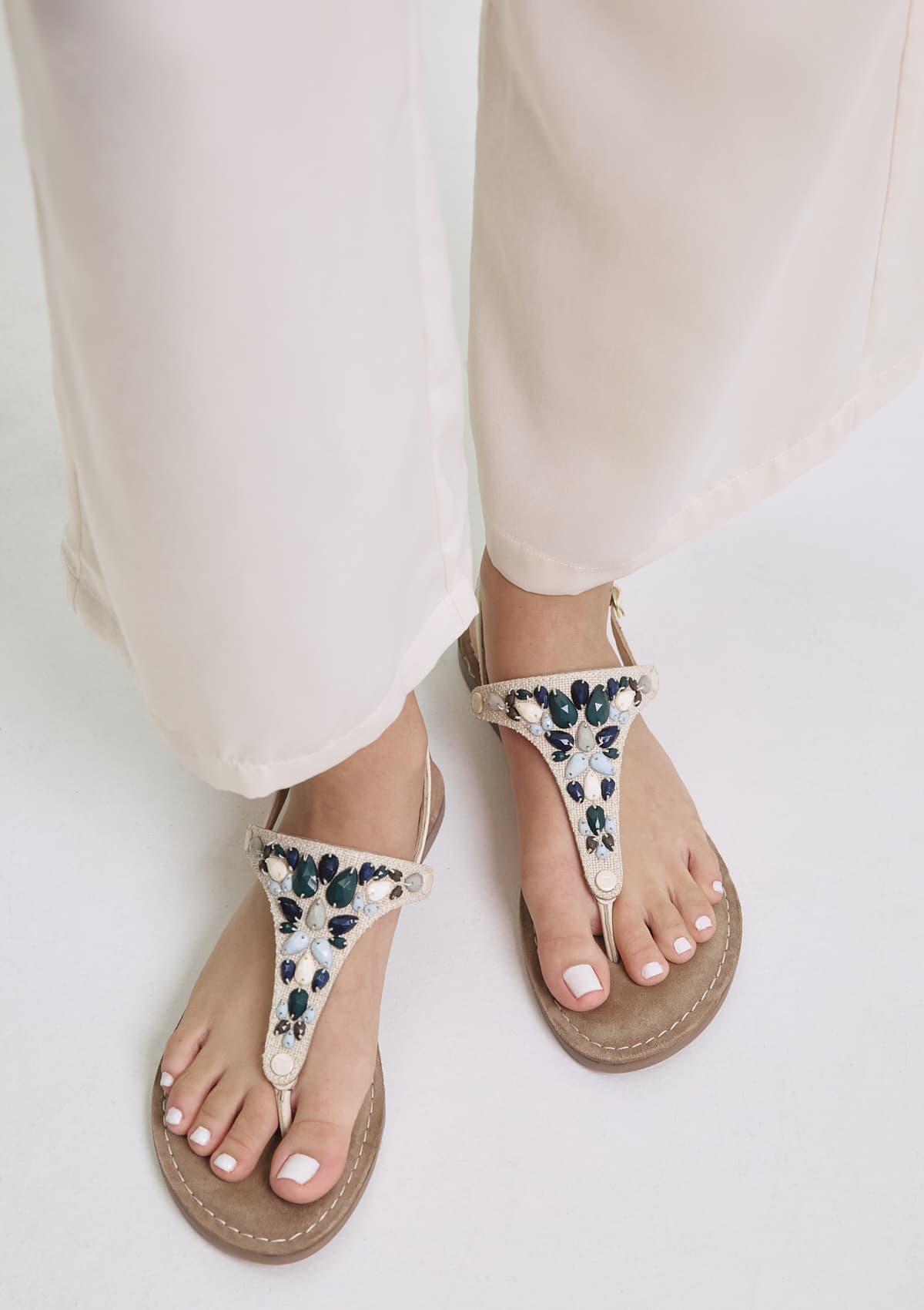 Tragebild mit Model auf neutralem Hintergrund des Produktes Eternal Summer in der Farbe Comfort Crema