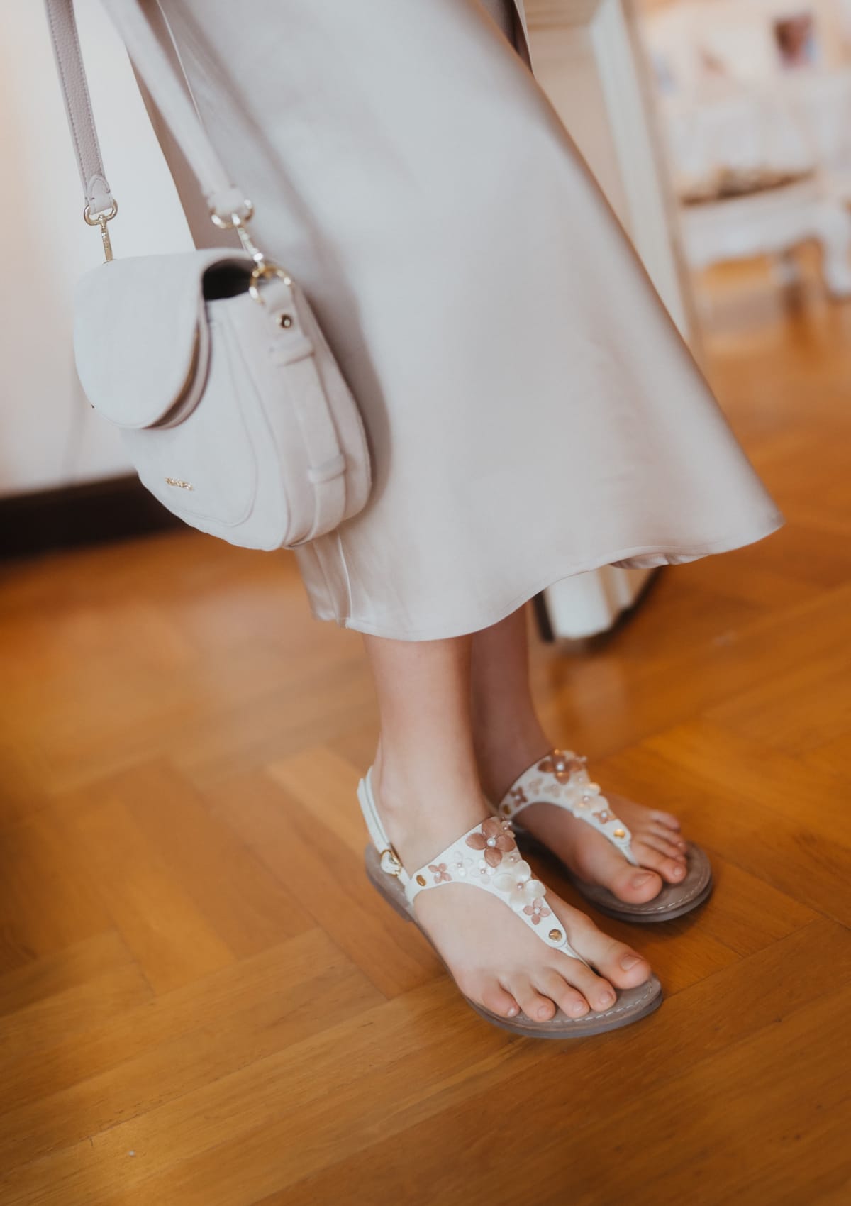 Tragebild mit Model auf neutralem Hintergrund des Produktes Sunlight Bloom in der Farbe Comfort Crema