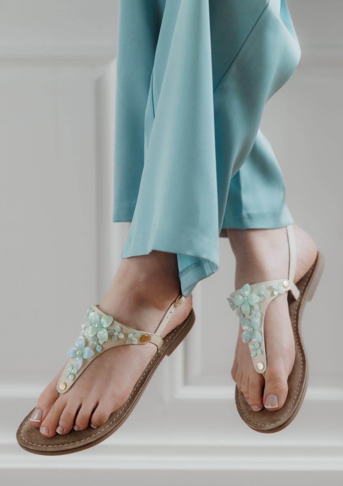 Tragebild mit Model auf neutralem Hintergrund des Produktes Sunlight Bloom in der Farbe Comfort Crema