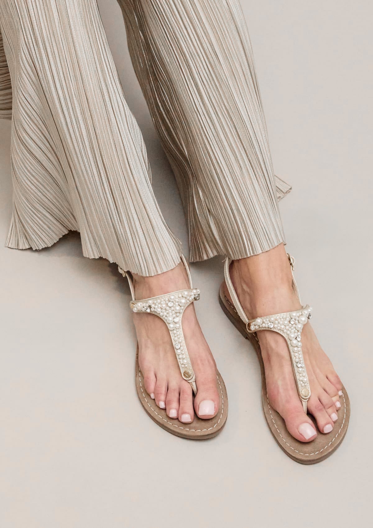 Tragebild mit Model auf neutralem Hintergrund des Produktes Precious Pearl in der Farbe Comfort Crema