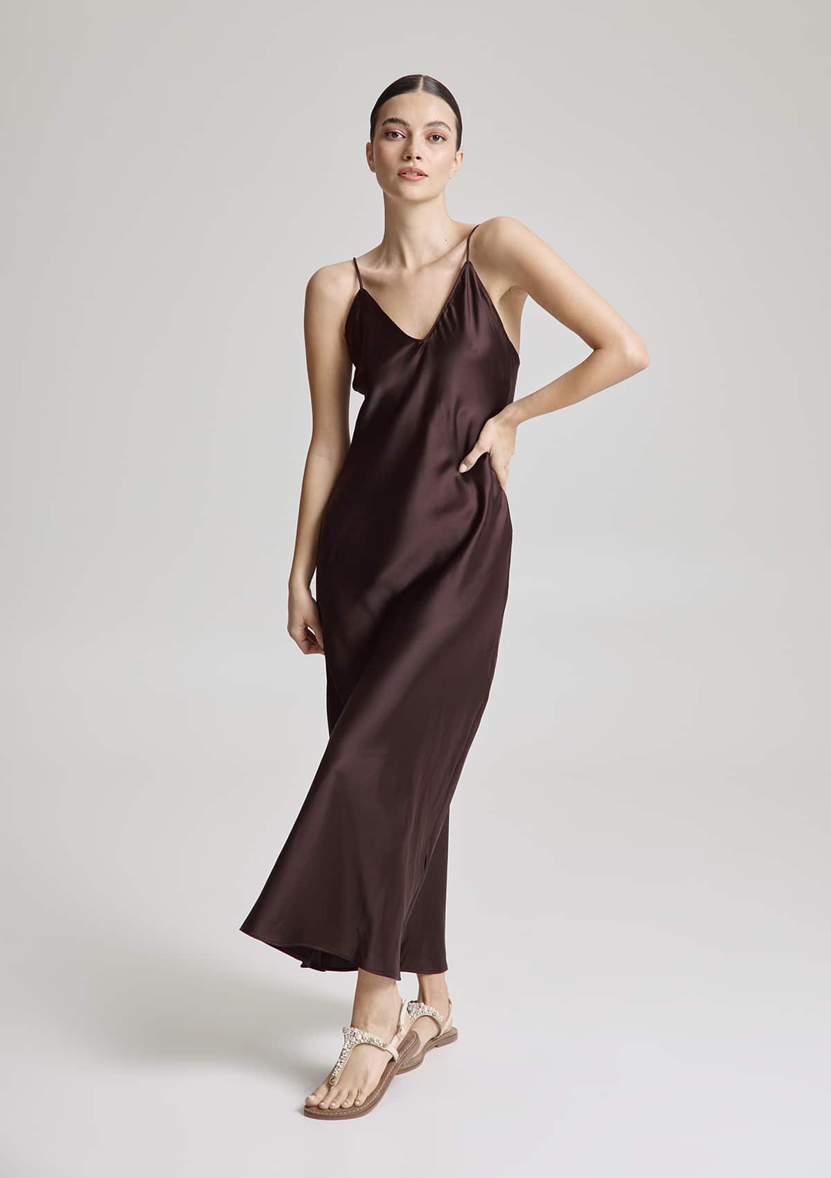 Tragebild mit Model auf neutralem Hintergrund des Produktes Precious Pearl in der Farbe Comfort Crema