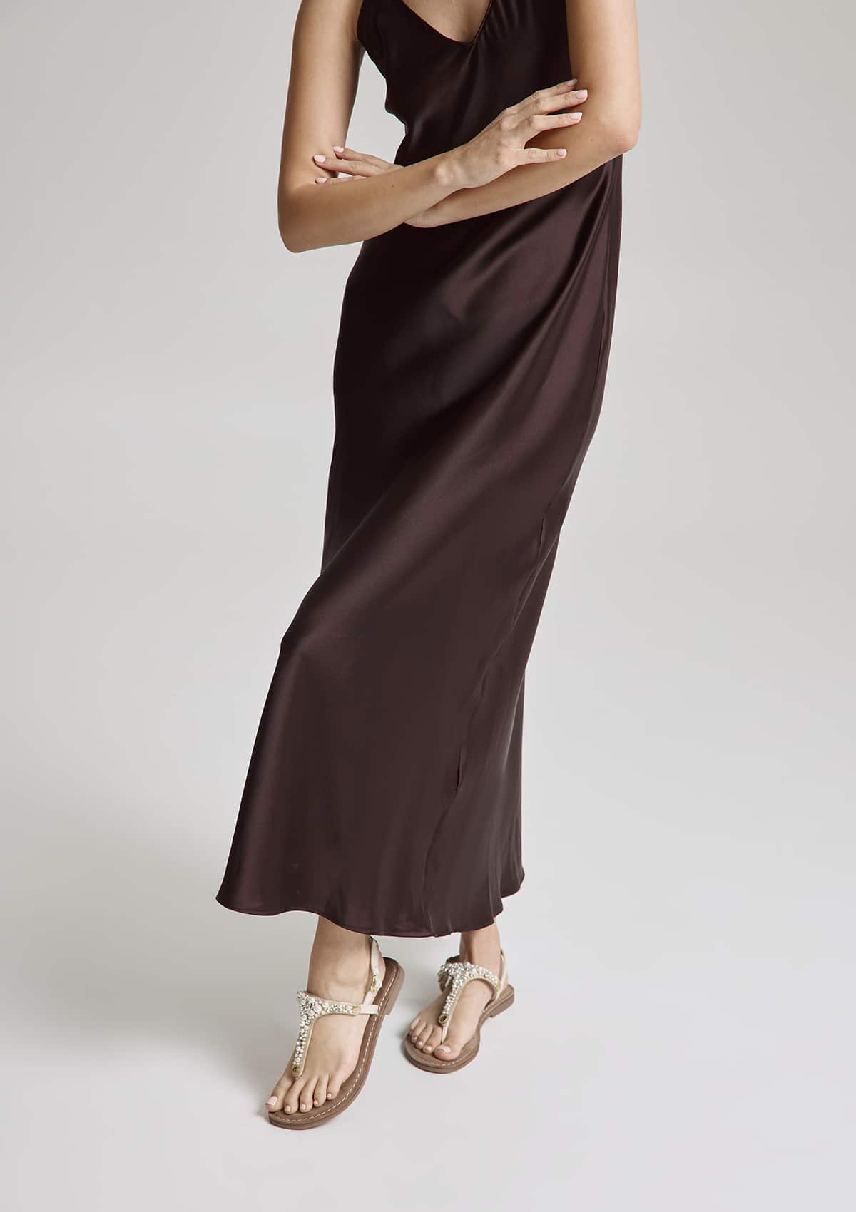Tragebild mit Model auf neutralem Hintergrund des Produktes Precious Pearl in der Farbe Comfort Crema