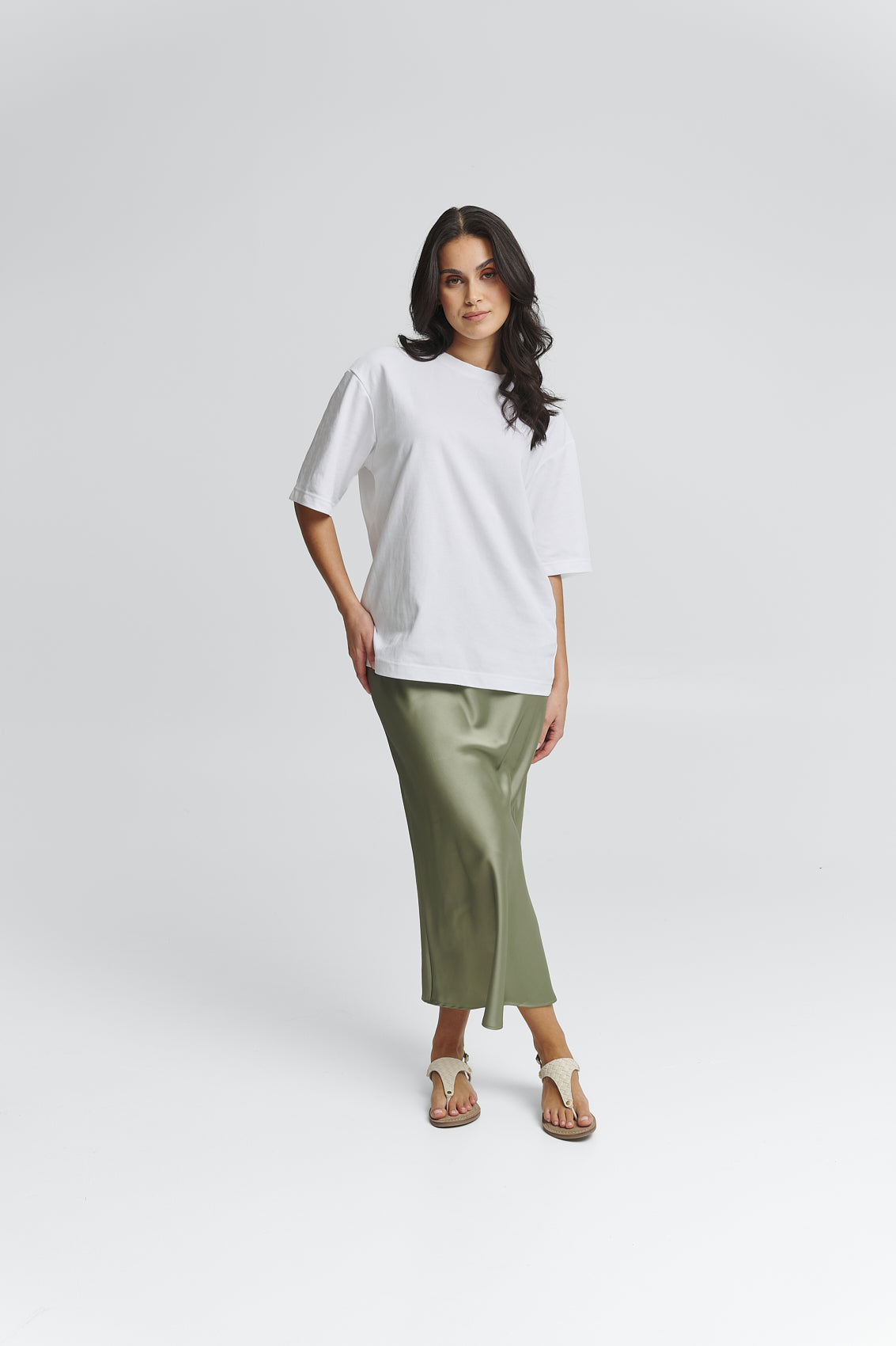 Tragebild mit Model auf neutralem Hintergrund des Produktes Urban Twist in der Farbe Comfort Crema