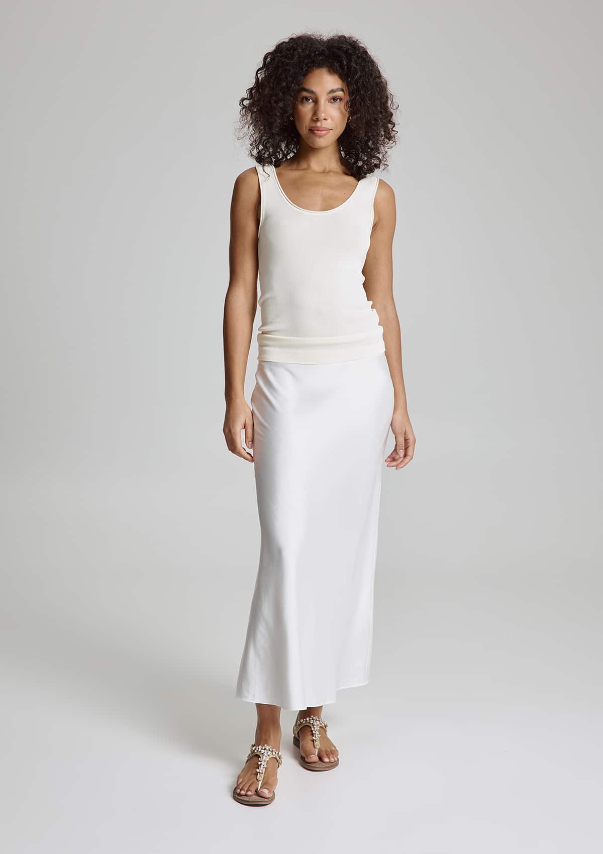Tragebild mit Model auf neutralem Hintergrund des Produktes Brilliant Life in der Farbe Comfort Crema