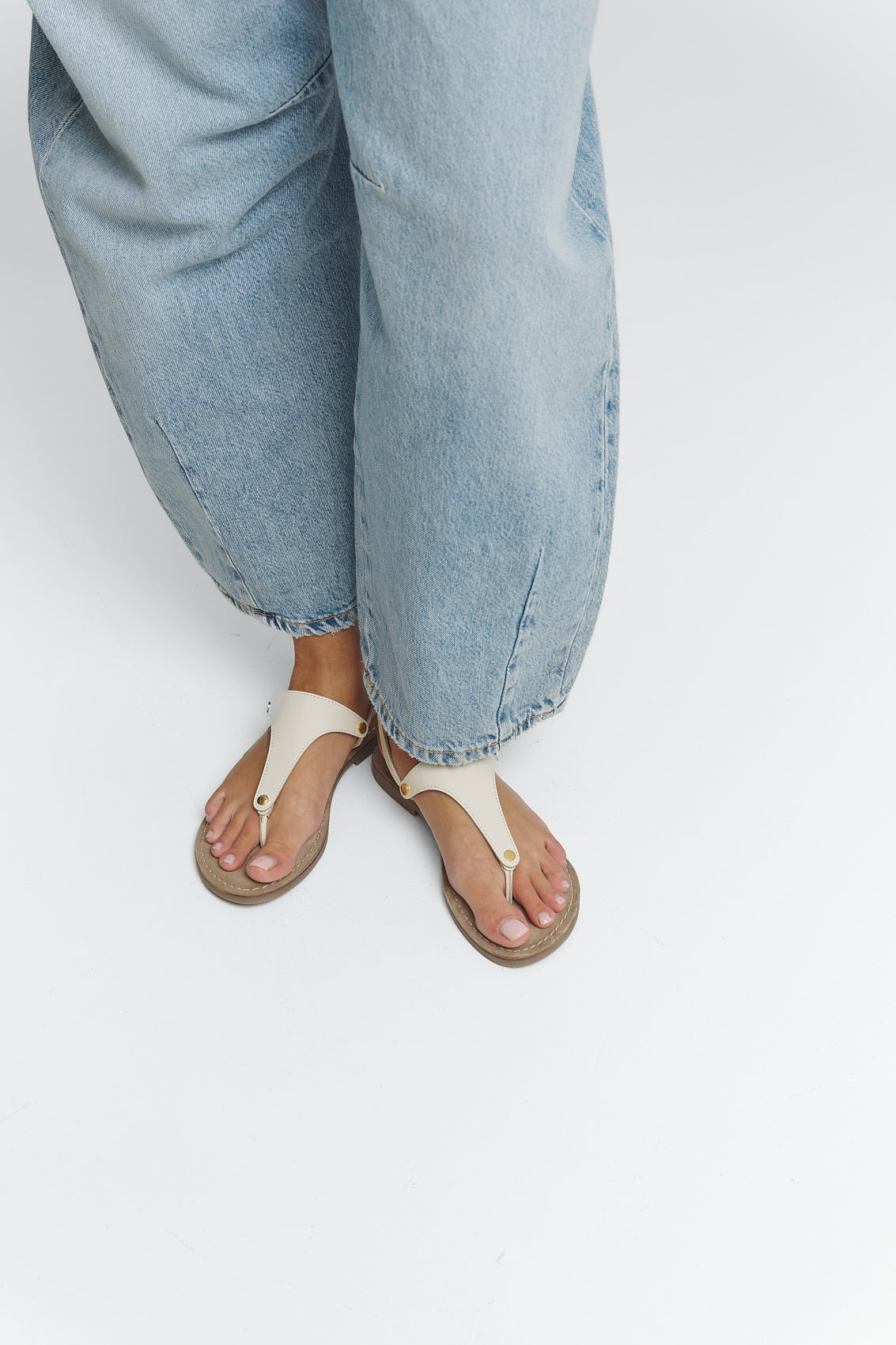 Tragebild mit Model auf neutralem Hintergrund des Produktes City Gloss in der Farbe Comfort Crema