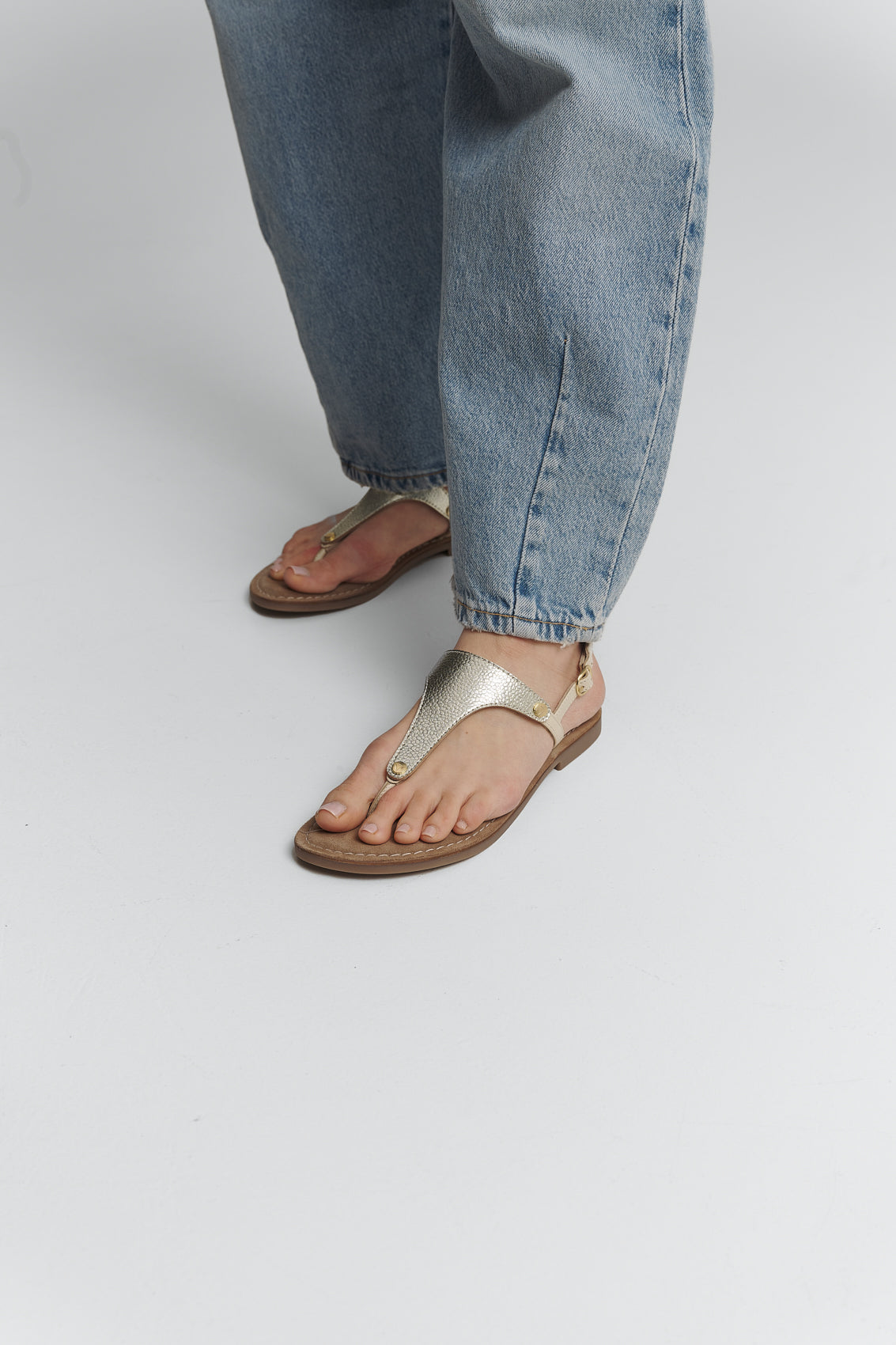 Tragebild mit Model auf neutralem Hintergrund des Produktes Mars Metallic in der Farbe Comfort Crema Gold