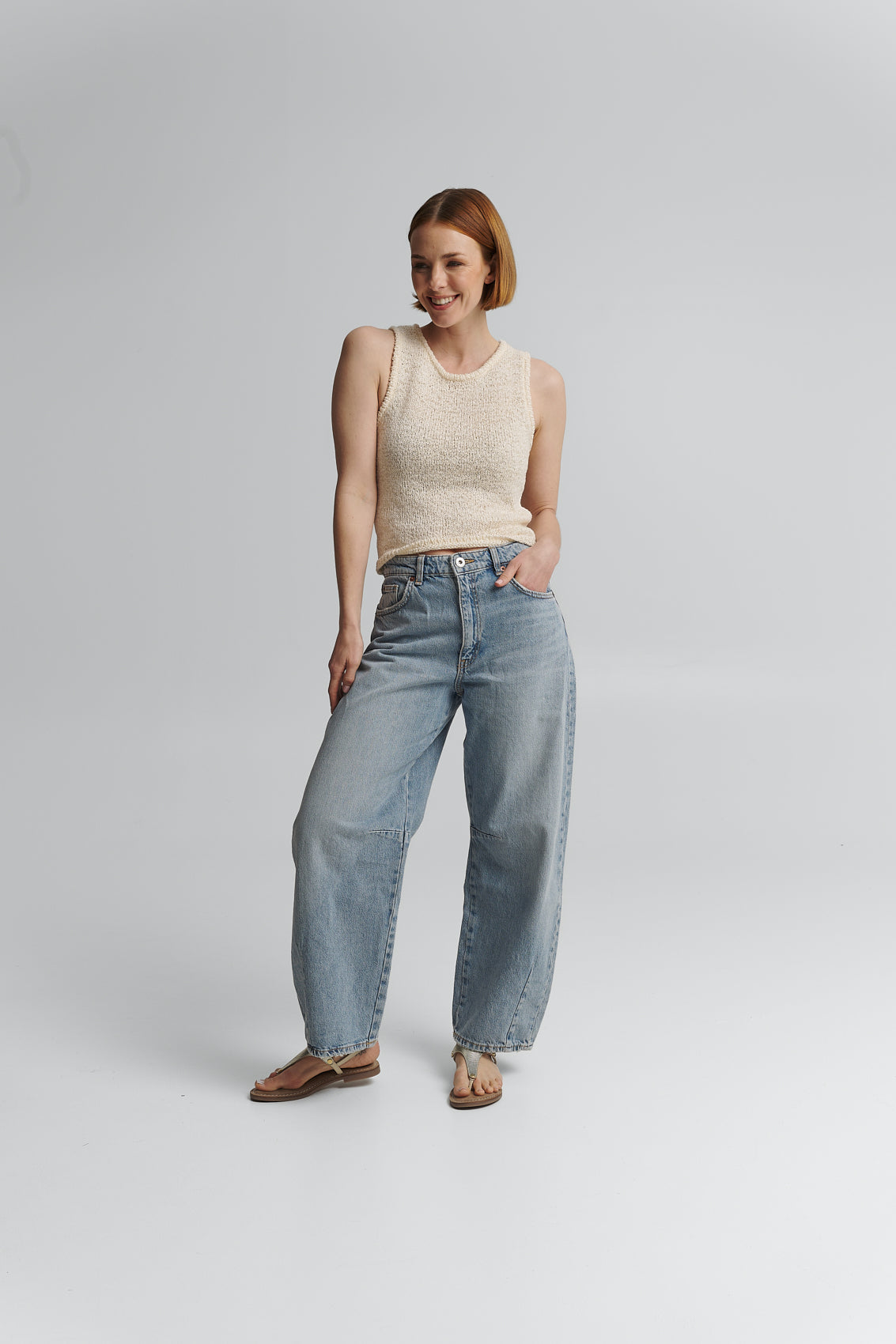 Tragebild mit Model auf neutralem Hintergrund des Produktes Mars Metallic in der Farbe Comfort Crema Gold