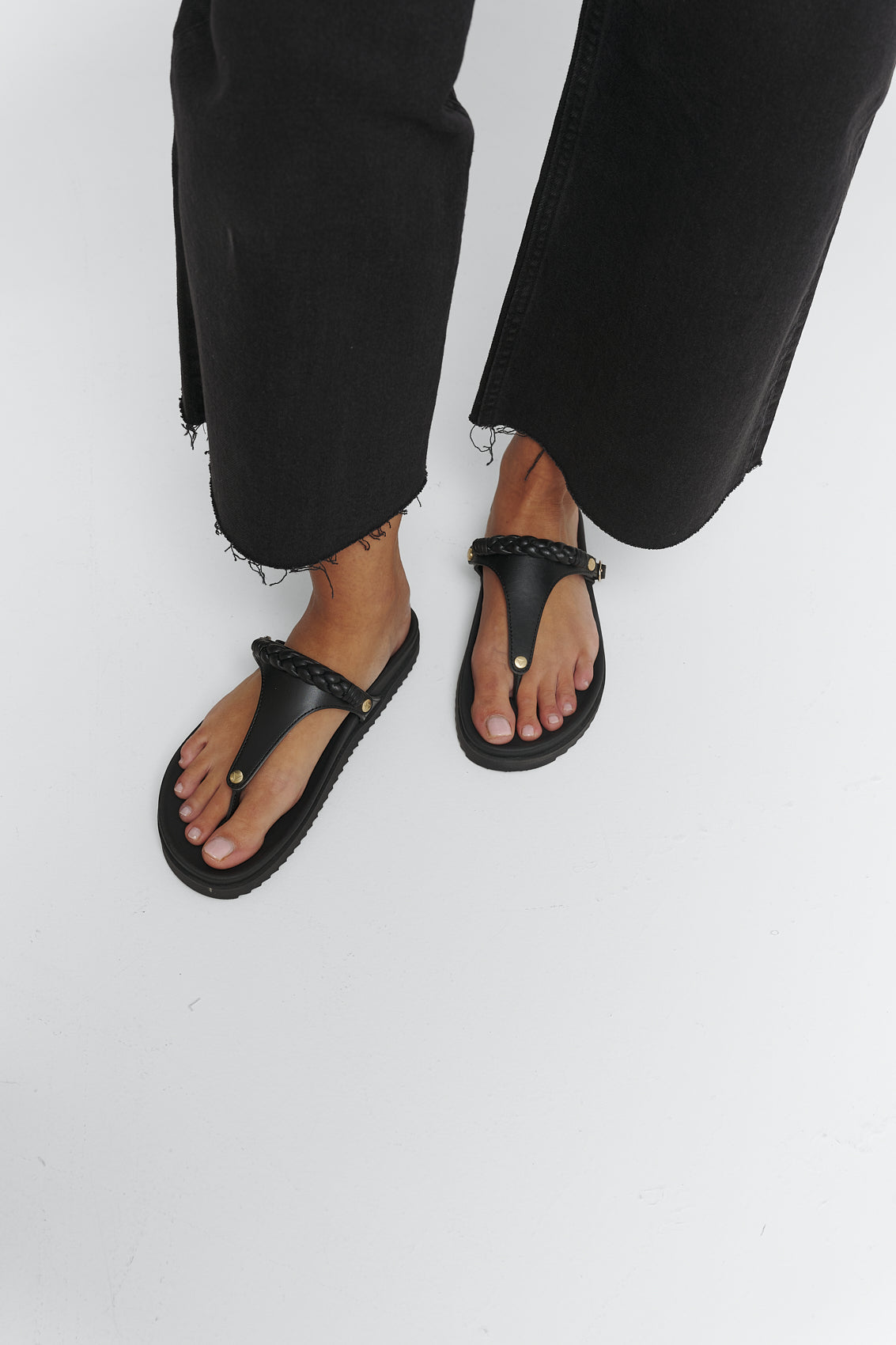 Tragebild mit Model auf neutralem Hintergrund des Produktes Braided in der Farbe Casual Clean Black