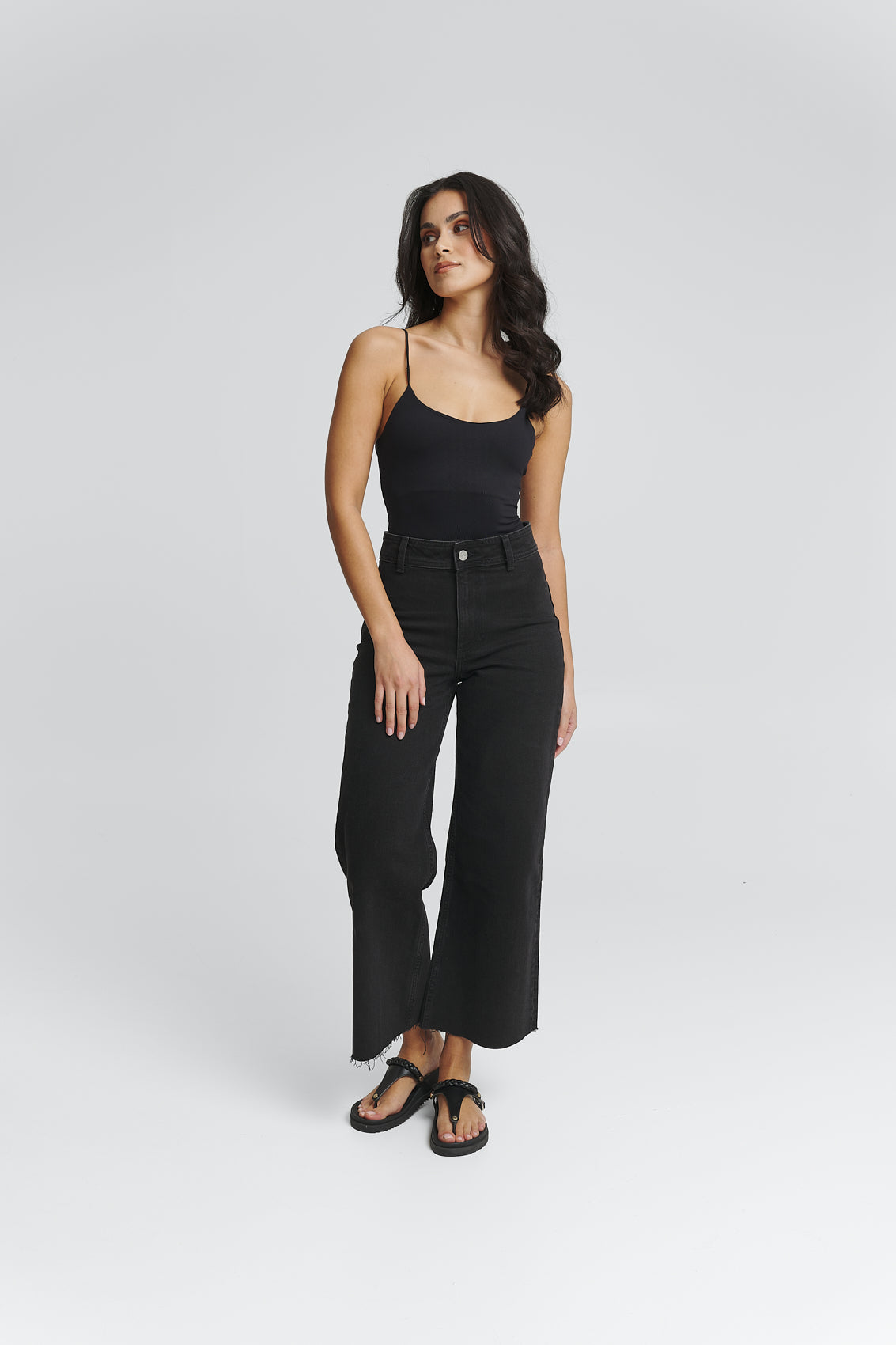 Tragebild mit Model auf neutralem Hintergrund des Produktes Braided in der Farbe Casual Clean Black