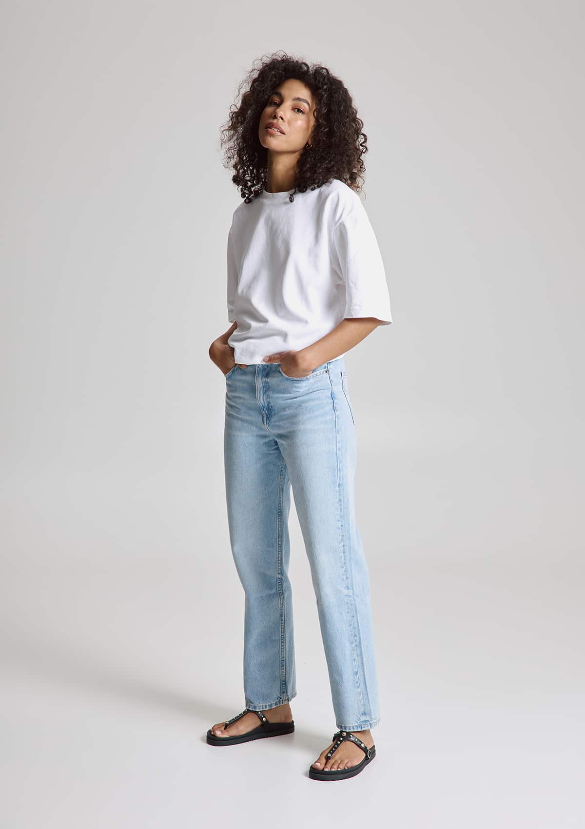 Tragebild mit Model auf neutralem Hintergrund des Produktes Urban Stud in der Farbe Casual Clean Black