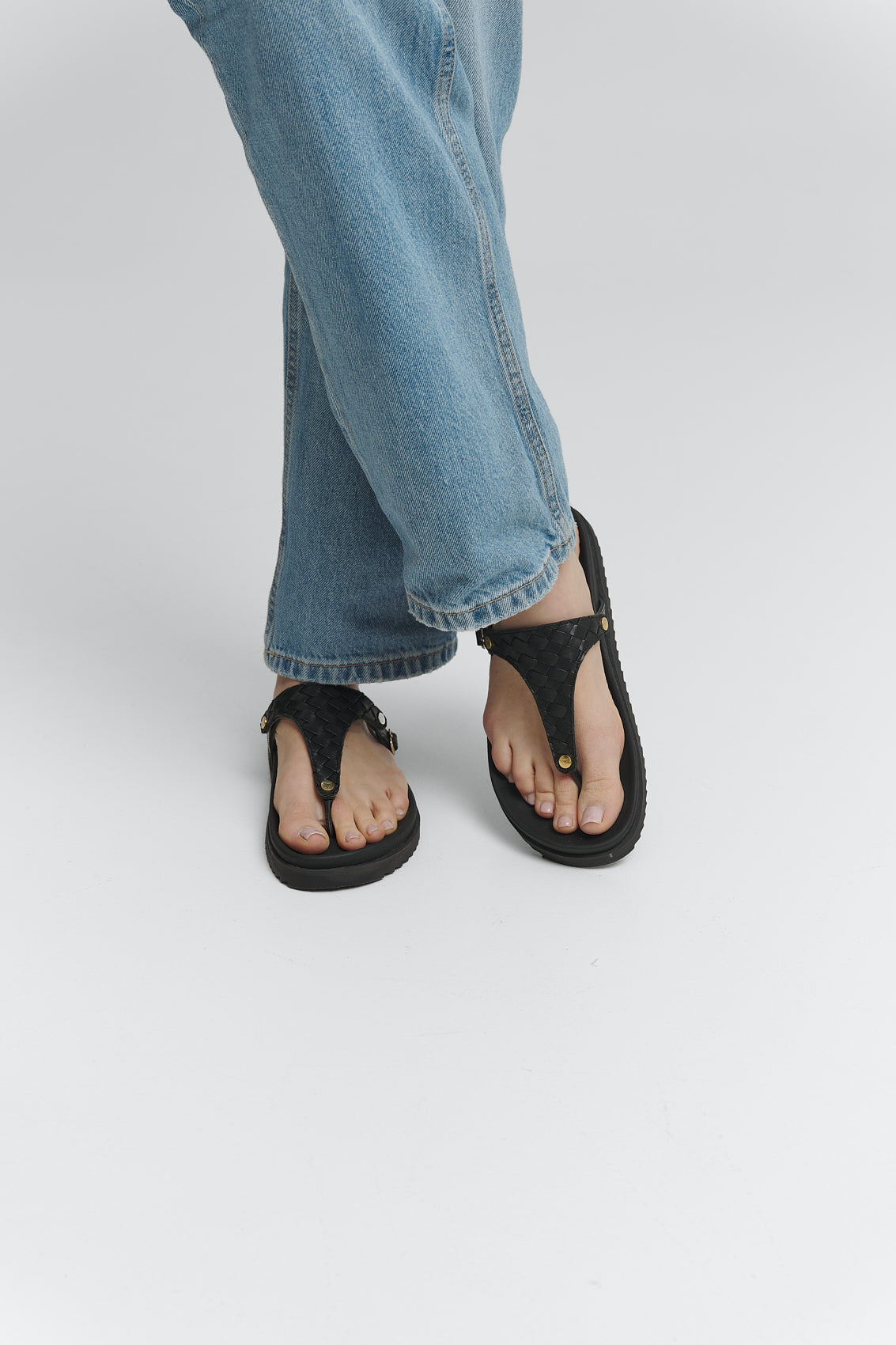 Tragebild mit Model auf neutralem Hintergrund des Produktes Urban Twist in der Farbe Casual Clean Black