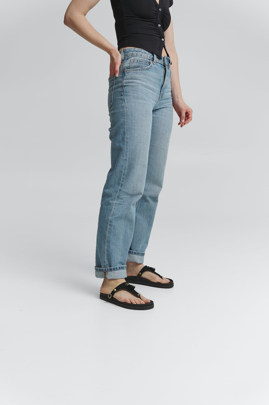 Tragebild mit Model auf neutralem Hintergrund des Produktes Pom de Paris in der Farbe Casual Clean Black