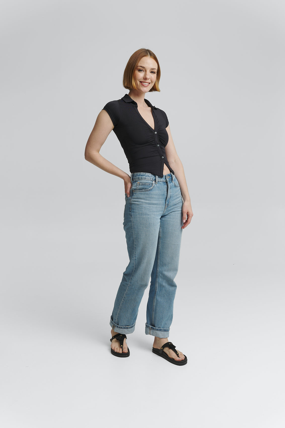 Tragebild mit Model auf neutralem Hintergrund des Produktes Pom de Paris in der Farbe Casual Clean Black
