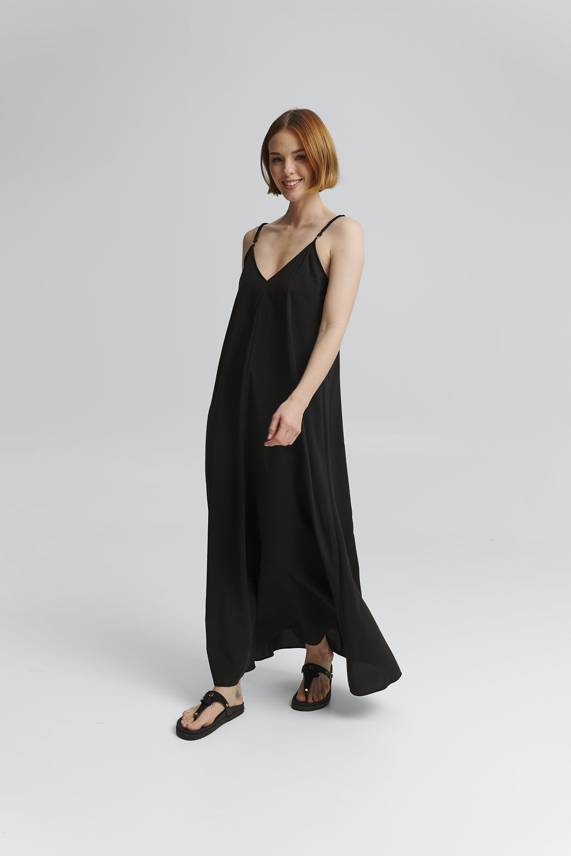 Tragebild mit Model auf neutralem Hintergrund des Produktes Pom de Paris in der Farbe Casual Clean Black