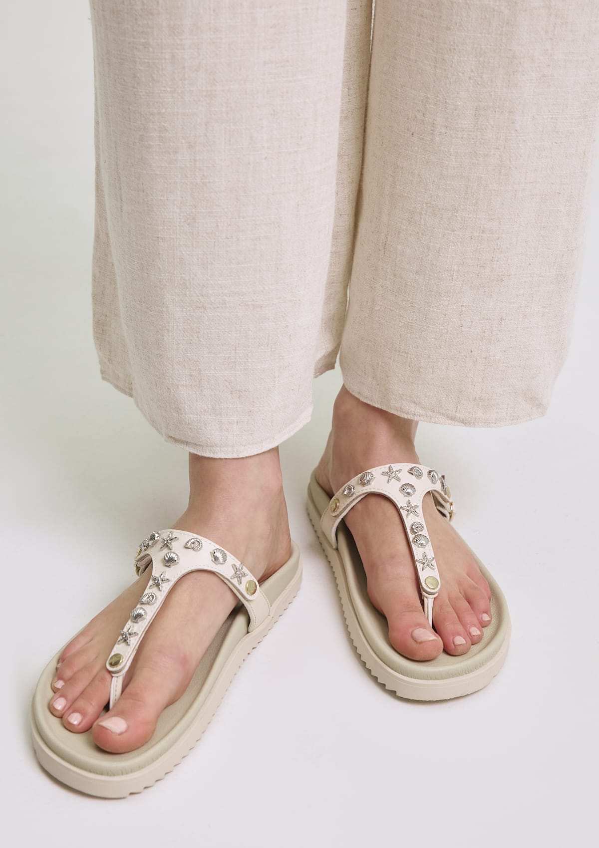 Tragebild mit Model auf neutralem Hintergrund des Produktes Coastal Star in der Farbe Casual Clean Crema