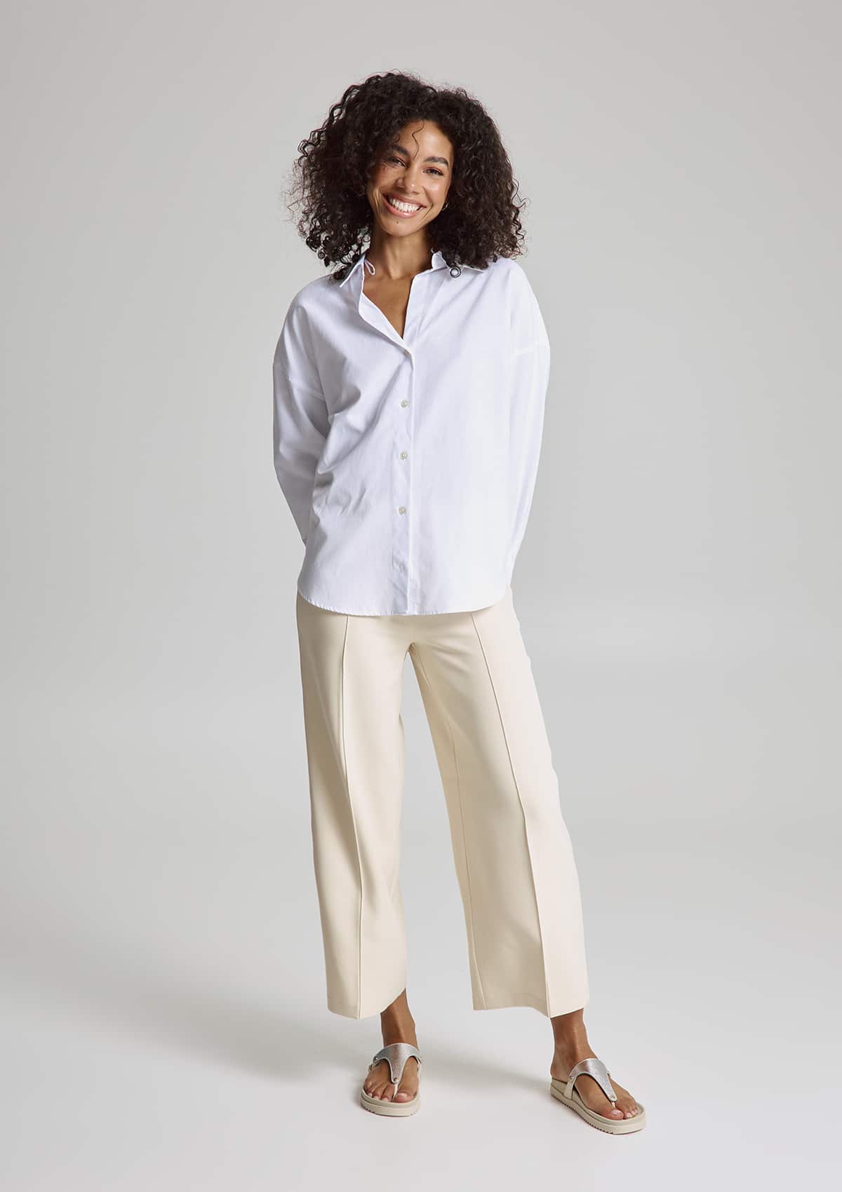 Tragebild mit Model auf neutralem Hintergrund des Produktes Mars Metallic in der Farbe Casual Clean Crema Silver