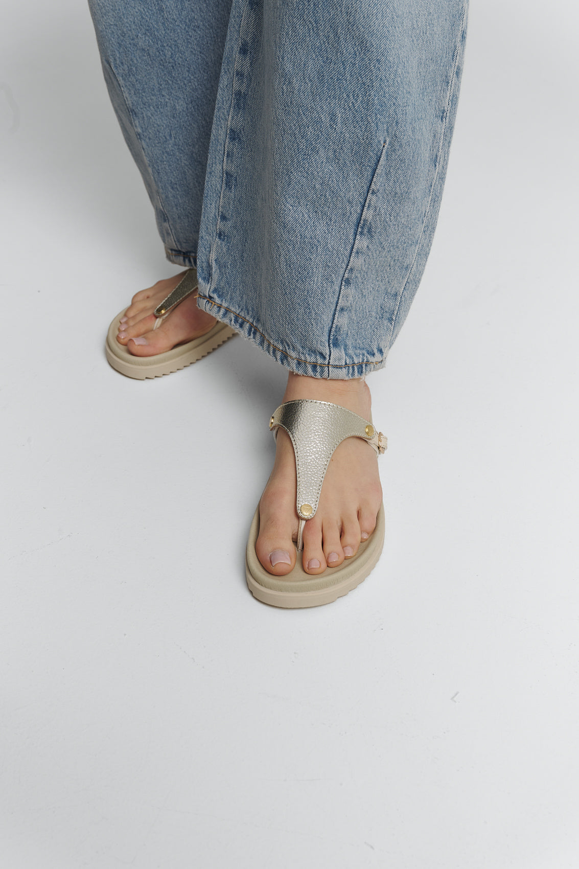 Tragebild mit Model auf neutralem Hintergrund des Produktes Mars Metallic in der Farbe Casual Clean Crema Gold