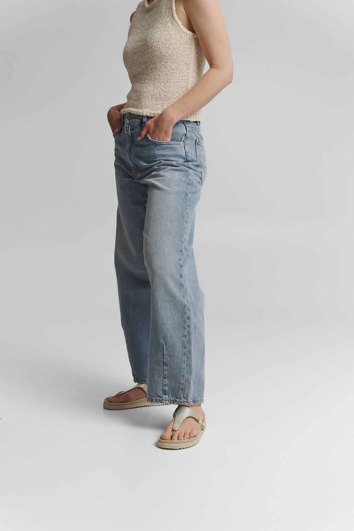 Tragebild mit Model auf neutralem Hintergrund des Produktes Mars Metallic in der Farbe Casual Clean Crema Gold