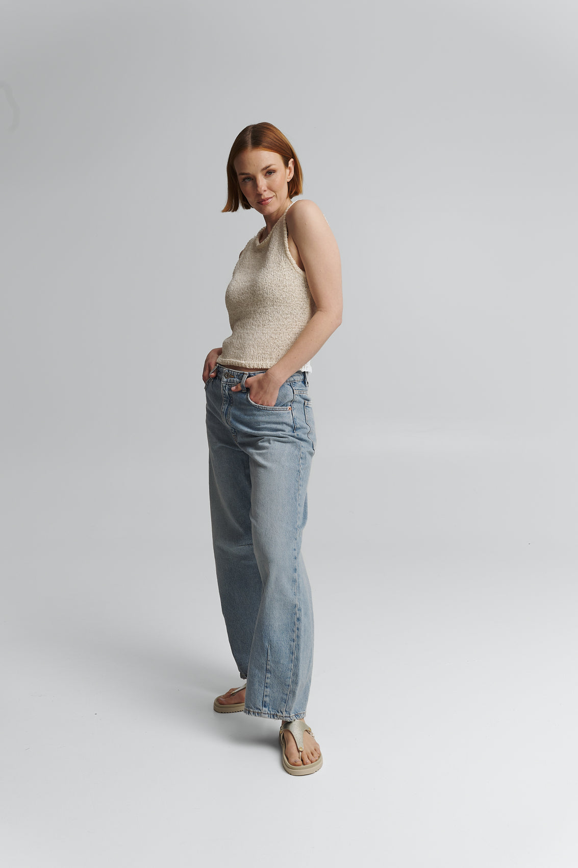 Tragebild mit Model auf neutralem Hintergrund des Produktes Mars Metallic in der Farbe Casual Clean Crema Gold