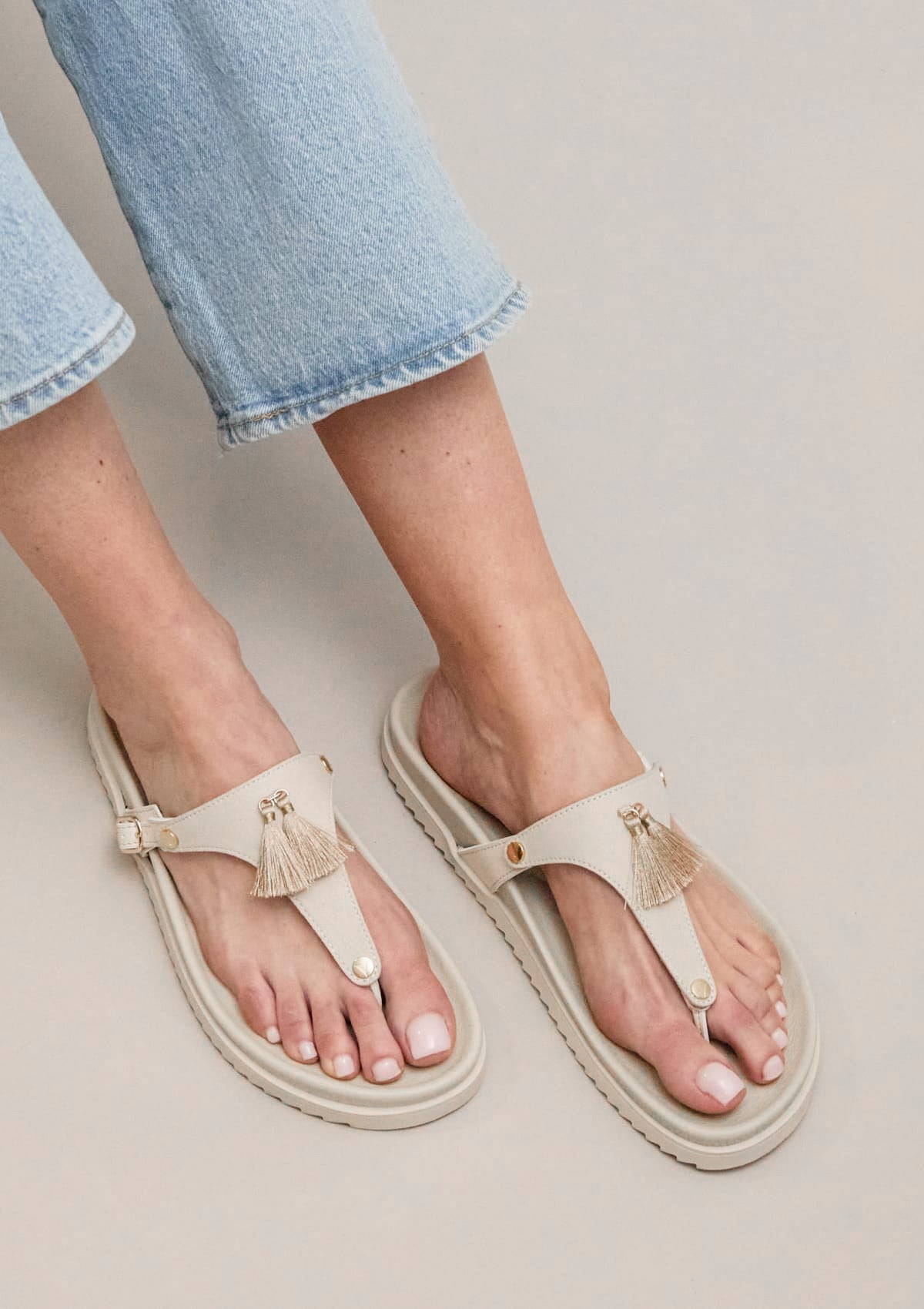 Tragebild mit Model auf neutralem Hintergrund des Produktes Pom de Paris in der Farbe Casual Clean Crema