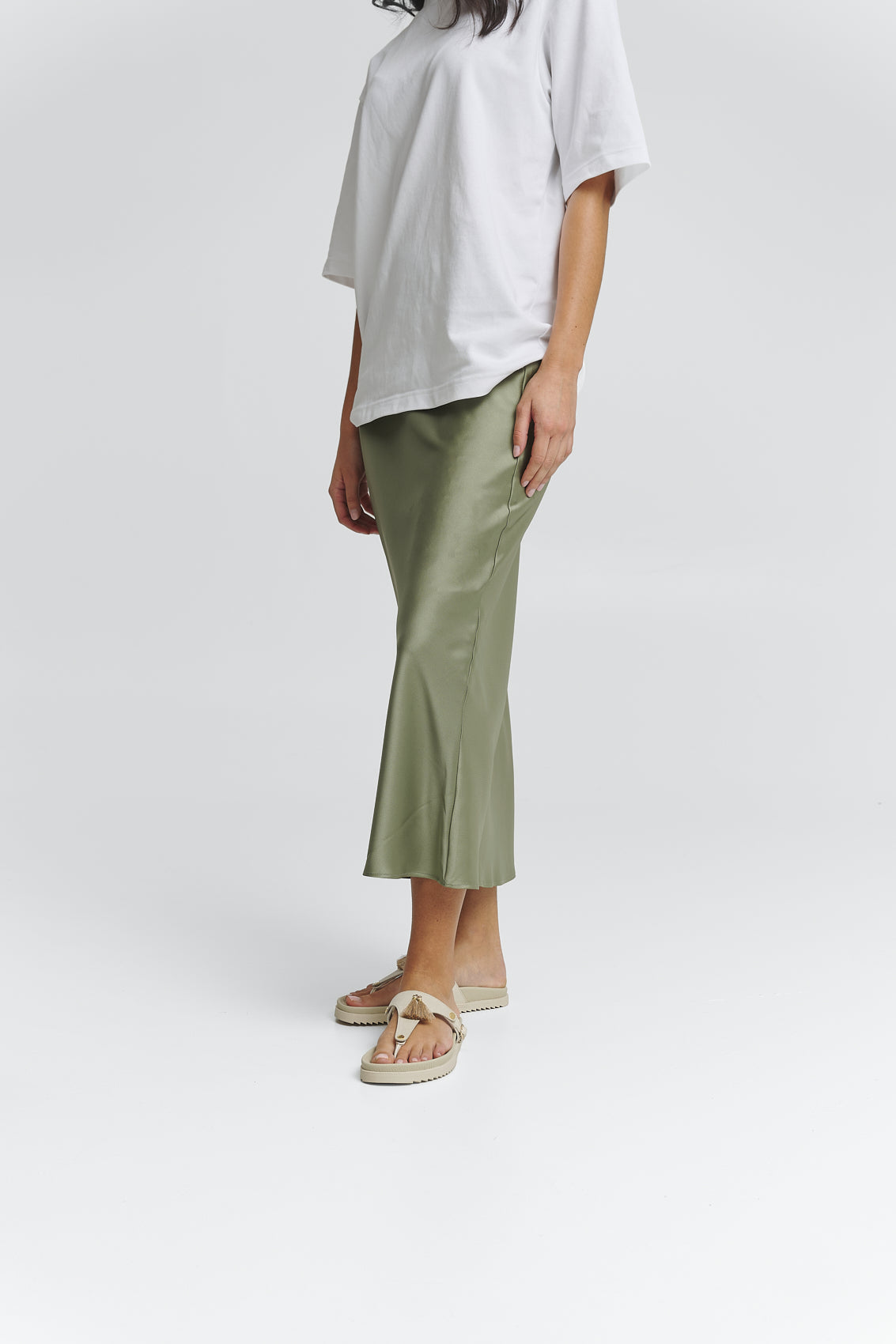 Tragebild mit Model auf neutralem Hintergrund des Produktes Pom de Paris in der Farbe Casual Clean Crema