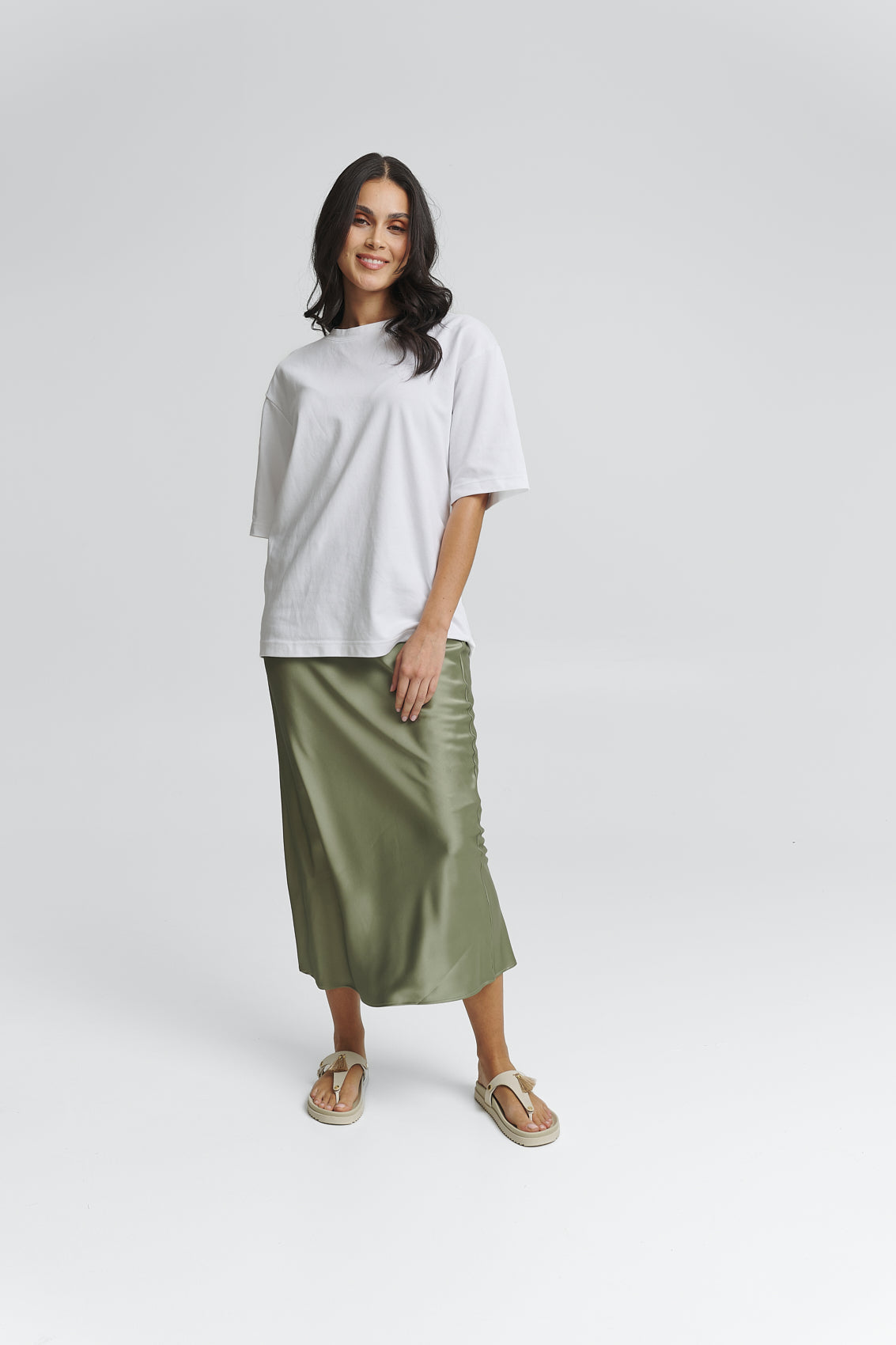 Tragebild mit Model auf neutralem Hintergrund des Produktes Pom de Paris in der Farbe Casual Clean Crema