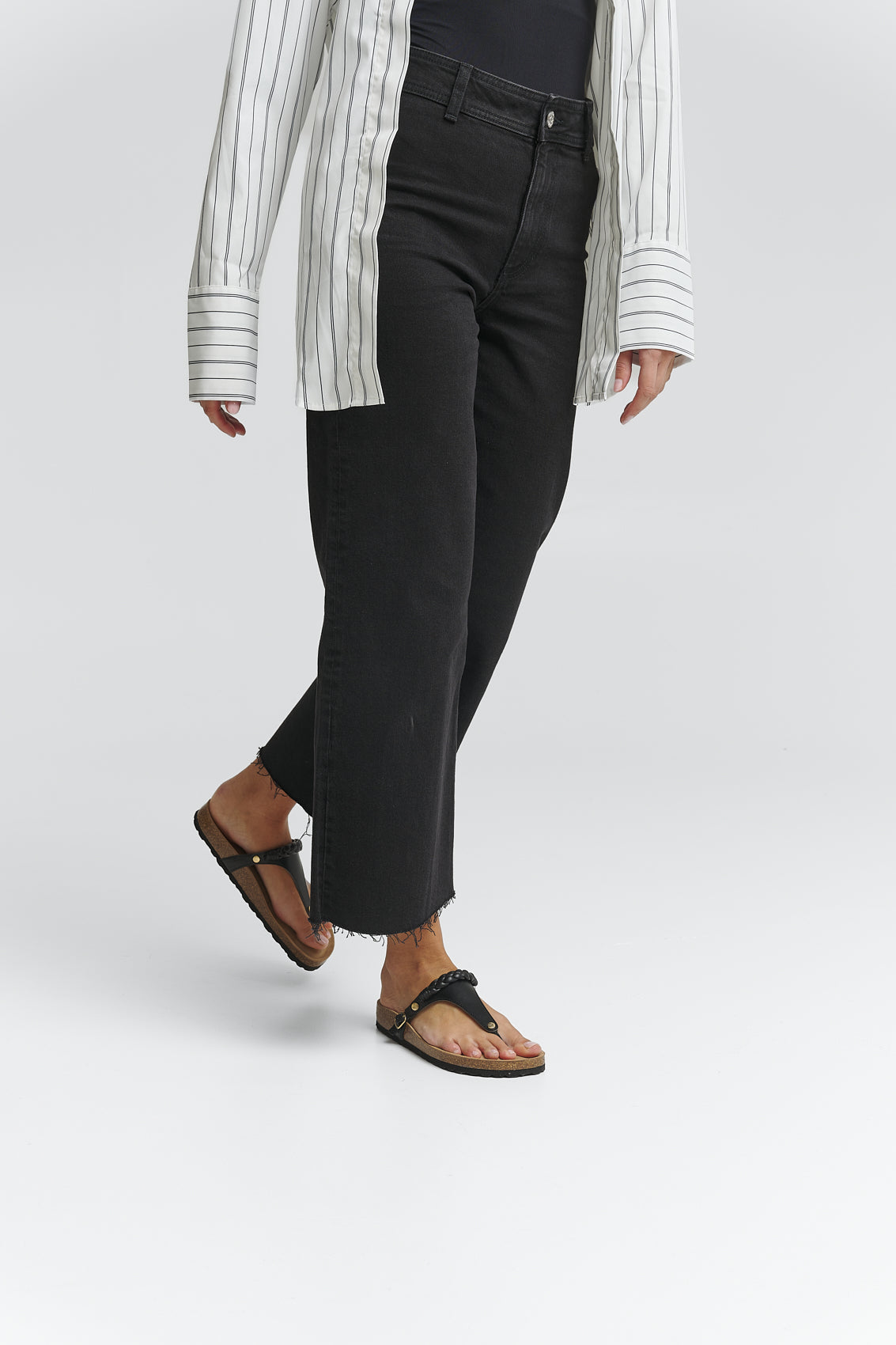 Tragebild mit Model auf neutralem Hintergrund des Produktes Braided in der Farbe Casual Cork Black