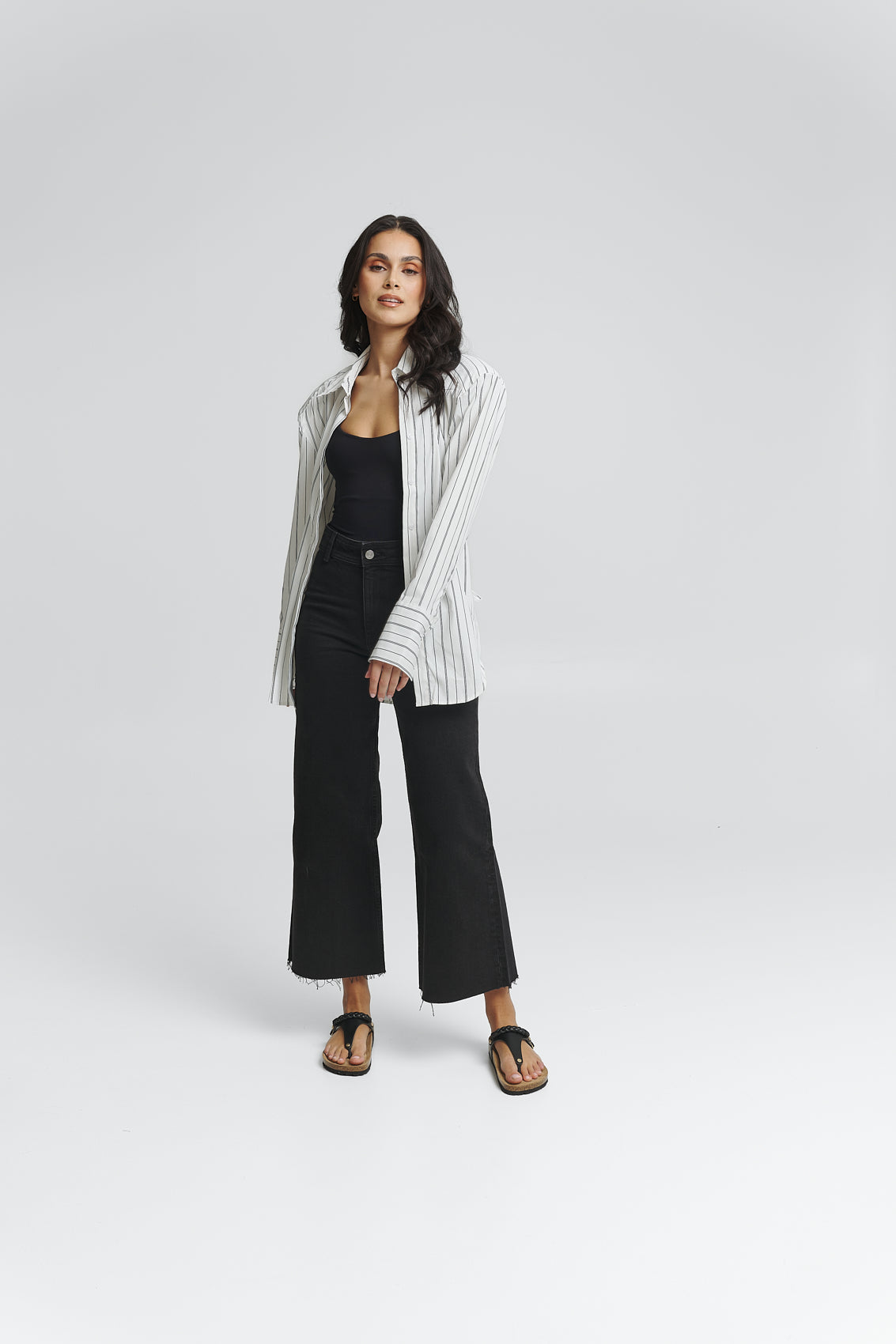 Tragebild mit Model auf neutralem Hintergrund des Produktes Braided in der Farbe Casual Cork Black