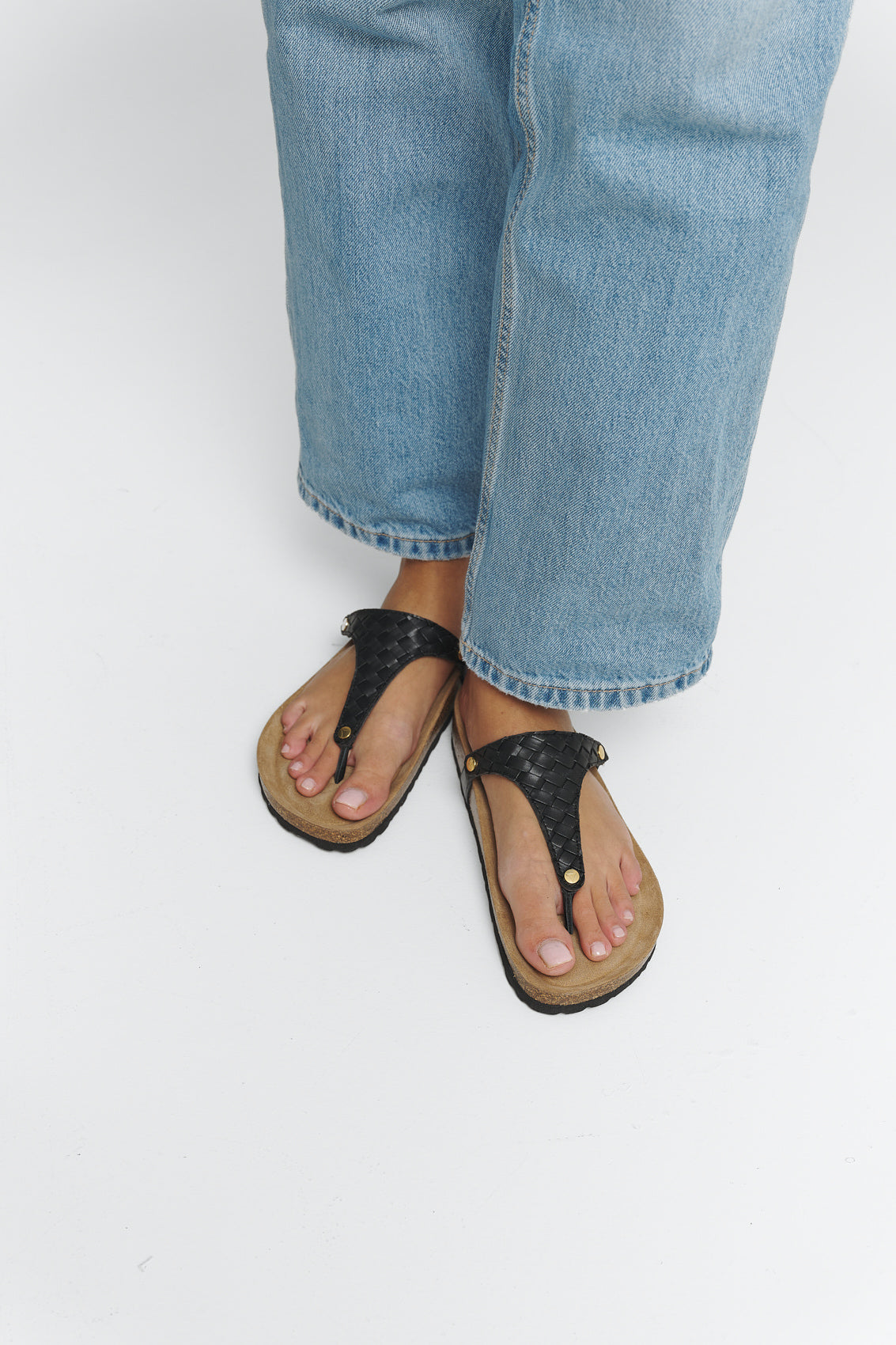 Tragebild mit Model auf neutralem Hintergrund des Produktes Urban Twist in der Farbe Casual Cork Black