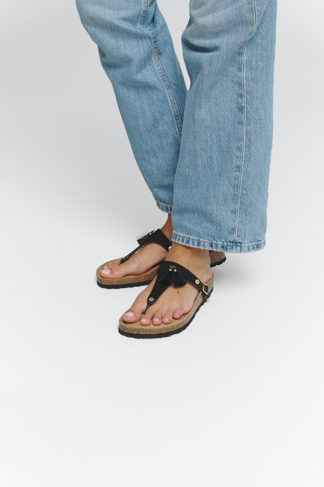 Tragebild mit Model auf neutralem Hintergrund des Produktes Pom de Paris in der Farbe Casual Cork Black