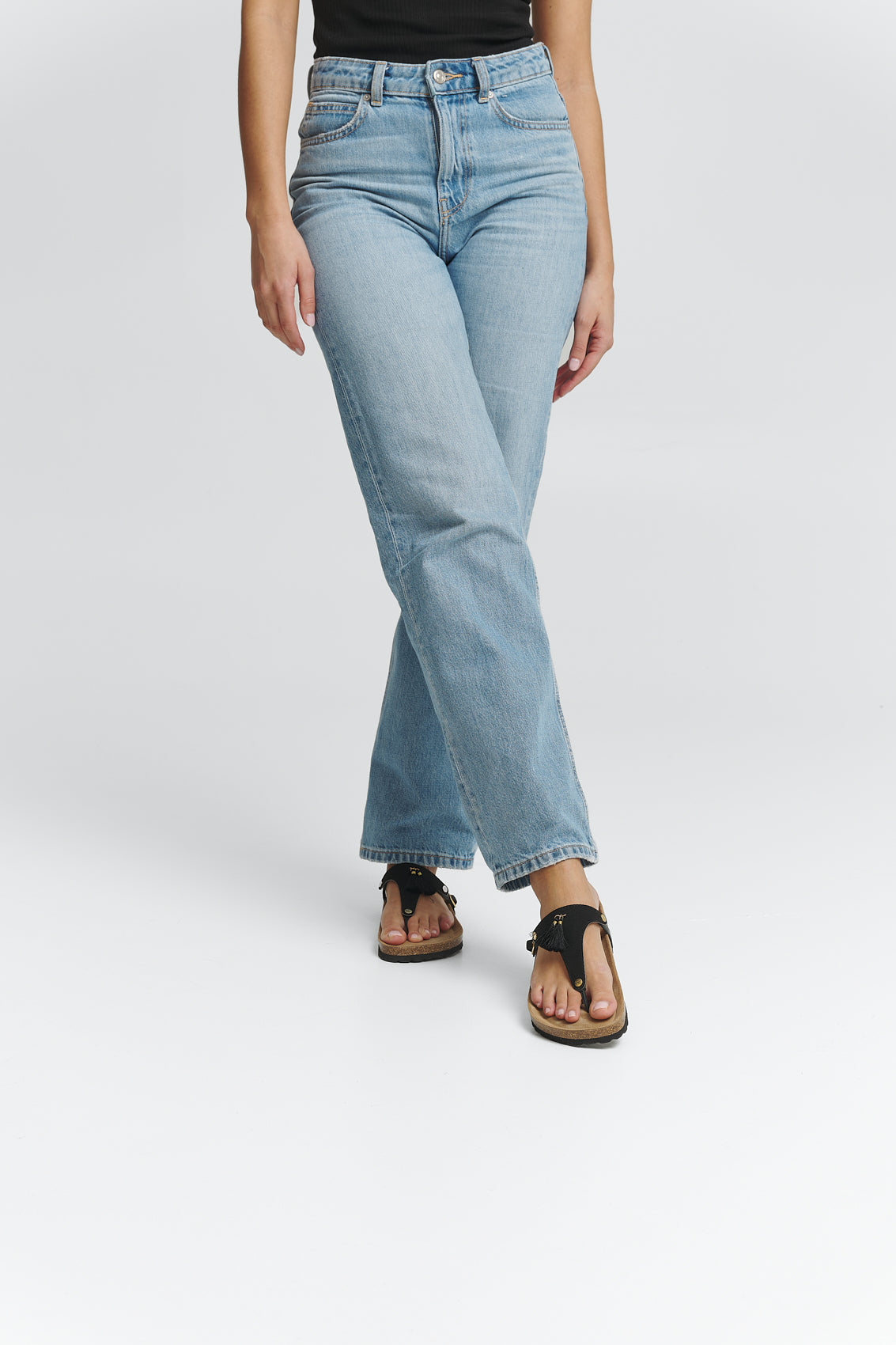 Tragebild mit Model auf neutralem Hintergrund des Produktes Pom de Paris in der Farbe Casual Cork Black