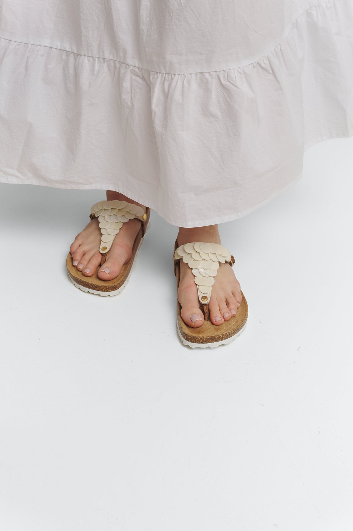 Tragebild mit Model auf neutralem Hintergrund des Produktes Shiny Plate in der Farbe Casual Cork Cognac