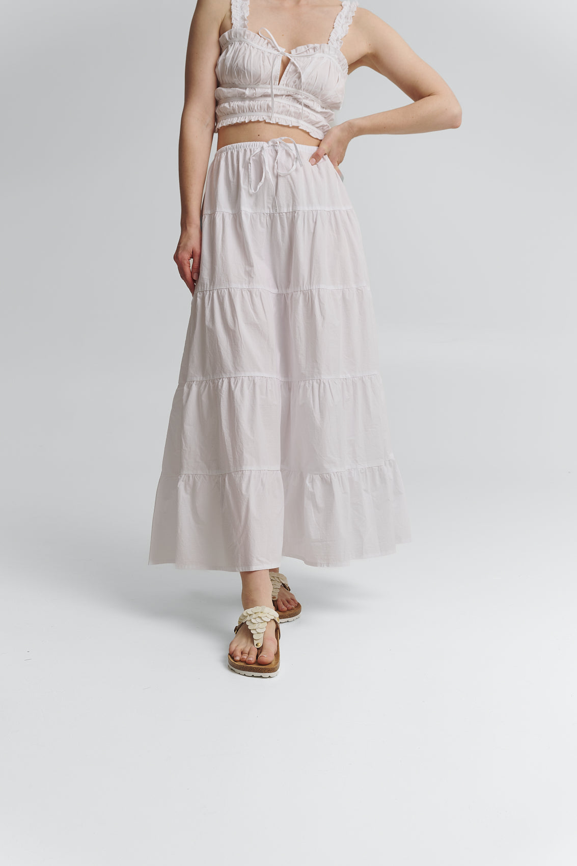 Tragebild mit Model auf neutralem Hintergrund des Produktes Shiny Plate in der Farbe Casual Cork Cognac