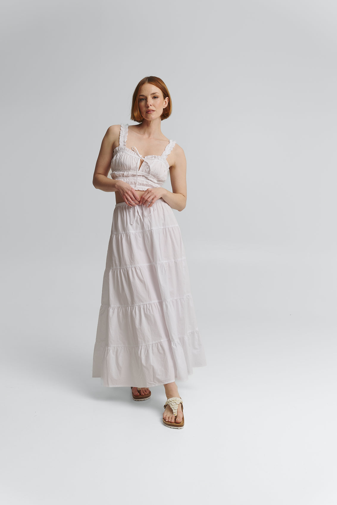 Tragebild mit Model auf neutralem Hintergrund des Produktes Shiny Plate in der Farbe Casual Cork Cognac