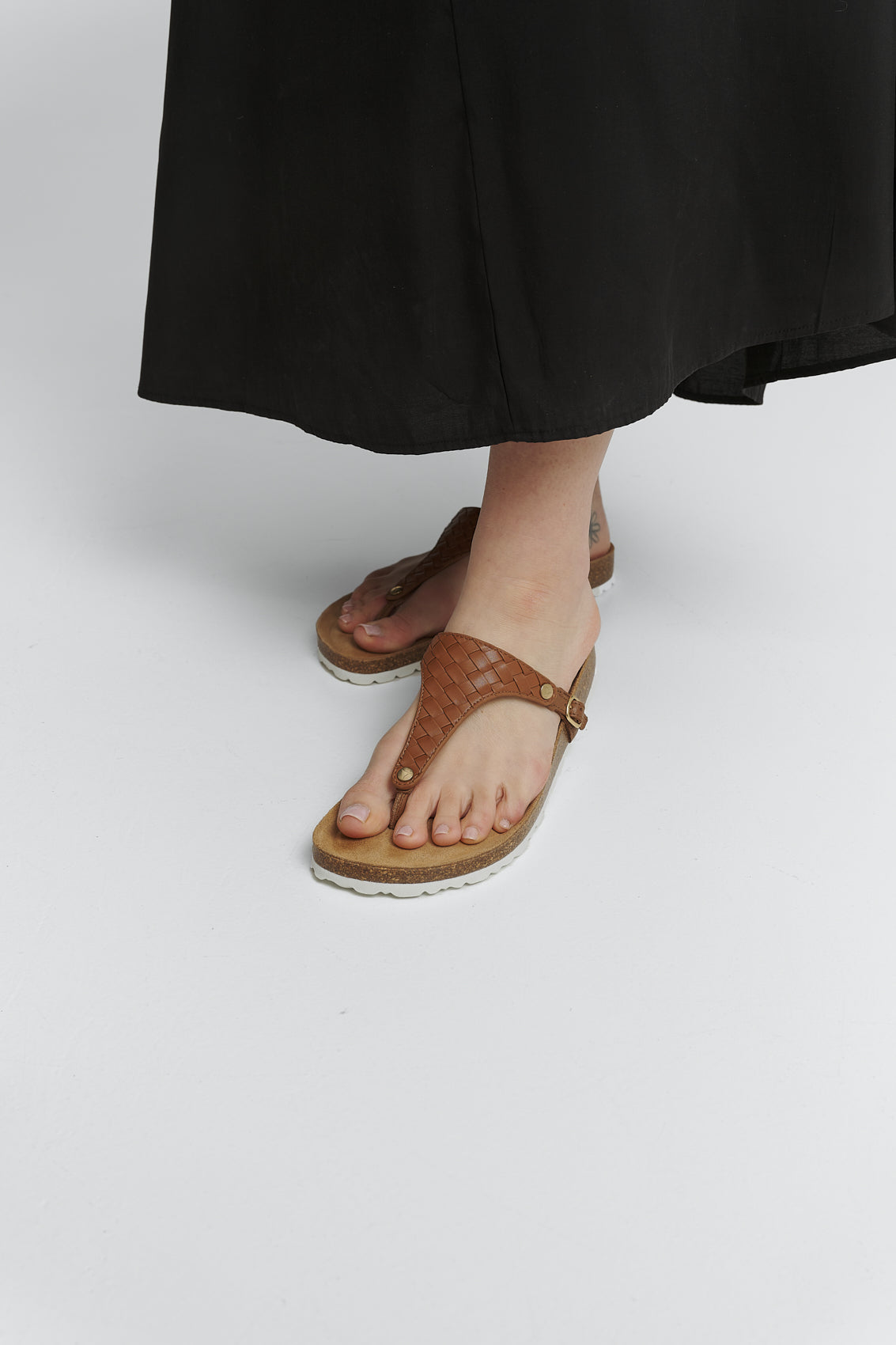 Tragebild mit Model auf neutralem Hintergrund des Produktes Urban Twist in der Farbe Casual Cork Cognac